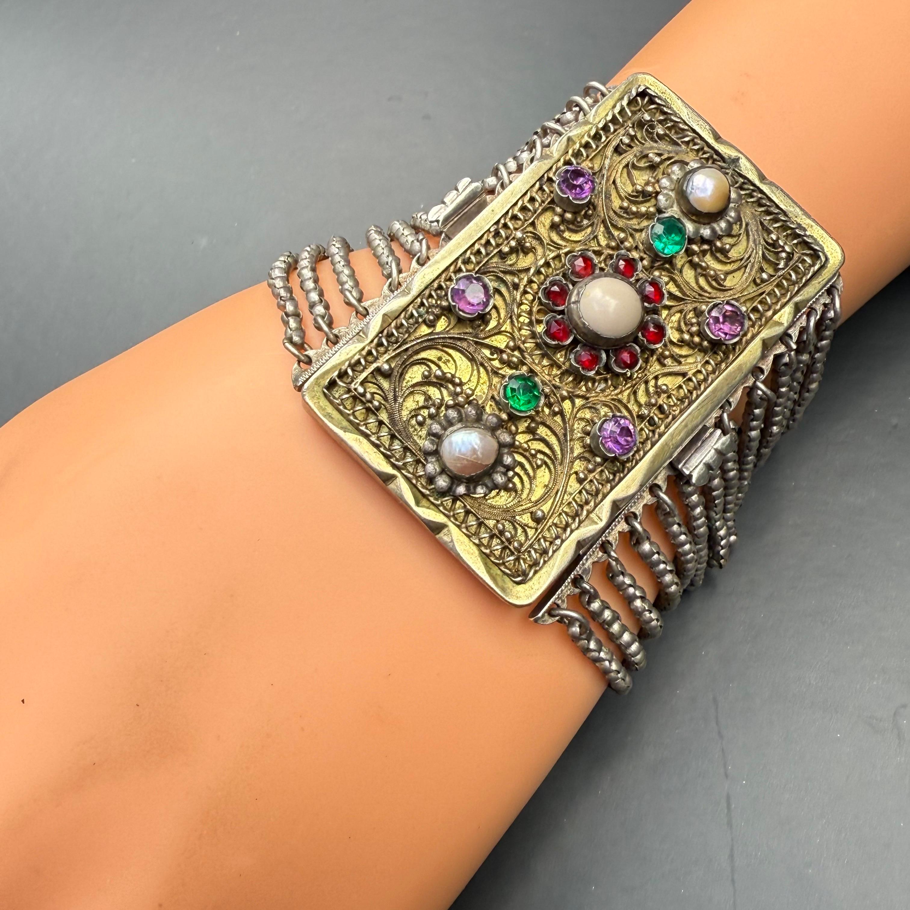 Brazalete ancho antiguo de oro dorado y plata con pasta de perlas de imitación en venta 9