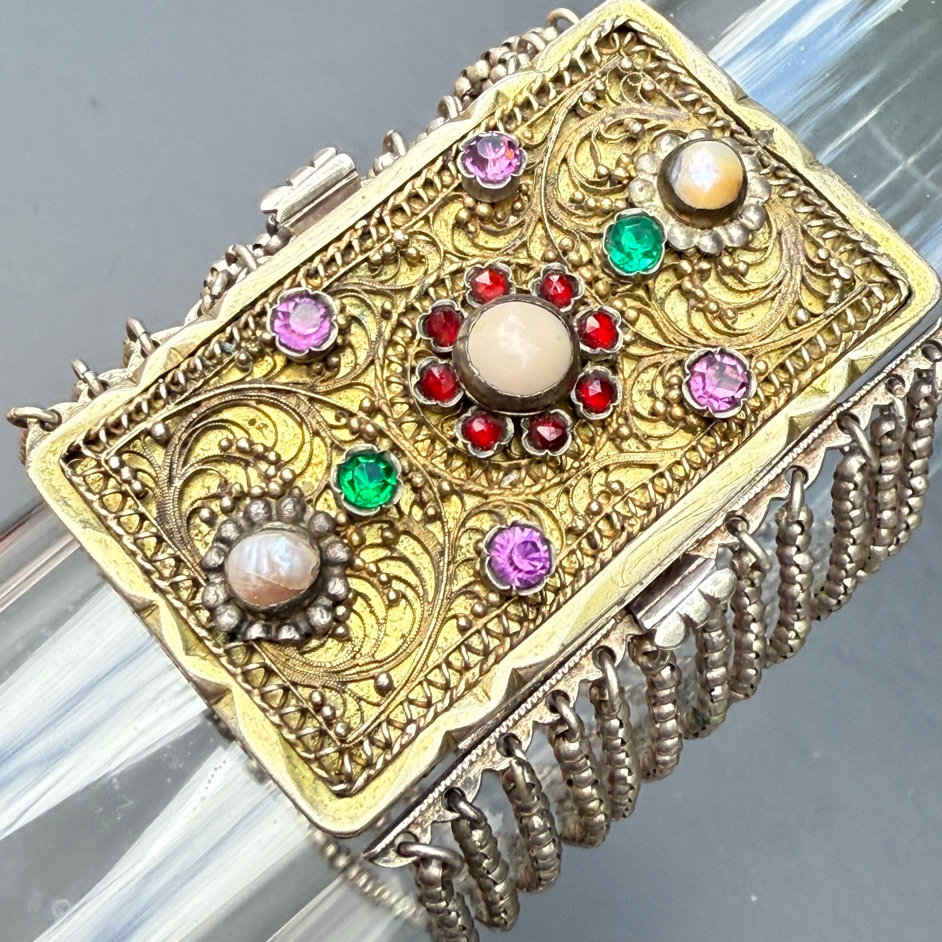 Brazalete ancho antiguo de oro dorado y plata con pasta de perlas de imitación en Bueno estado para la venta en Monroe Township, NJ