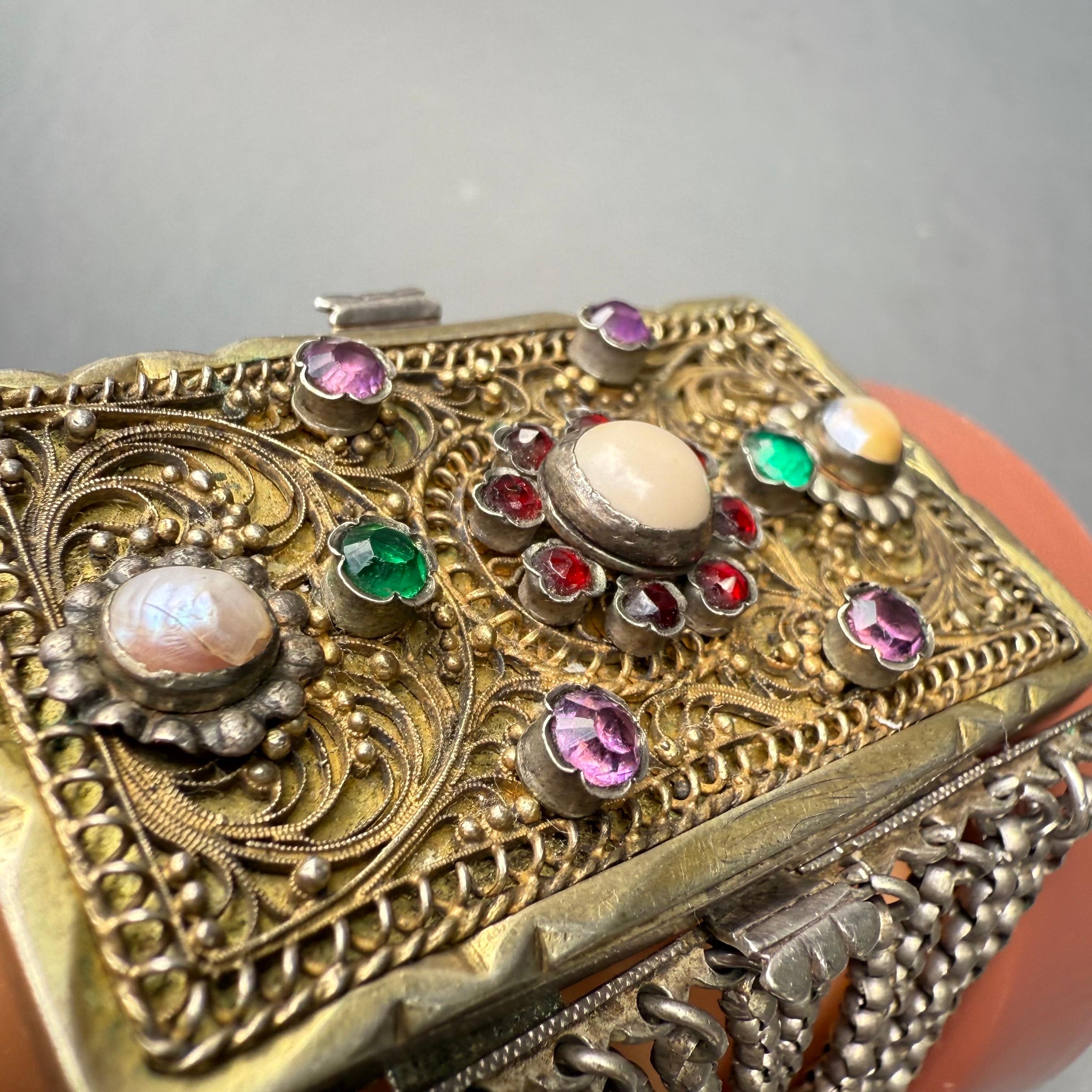 Brazalete ancho antiguo de oro dorado y plata con pasta de perlas de imitación en venta 2