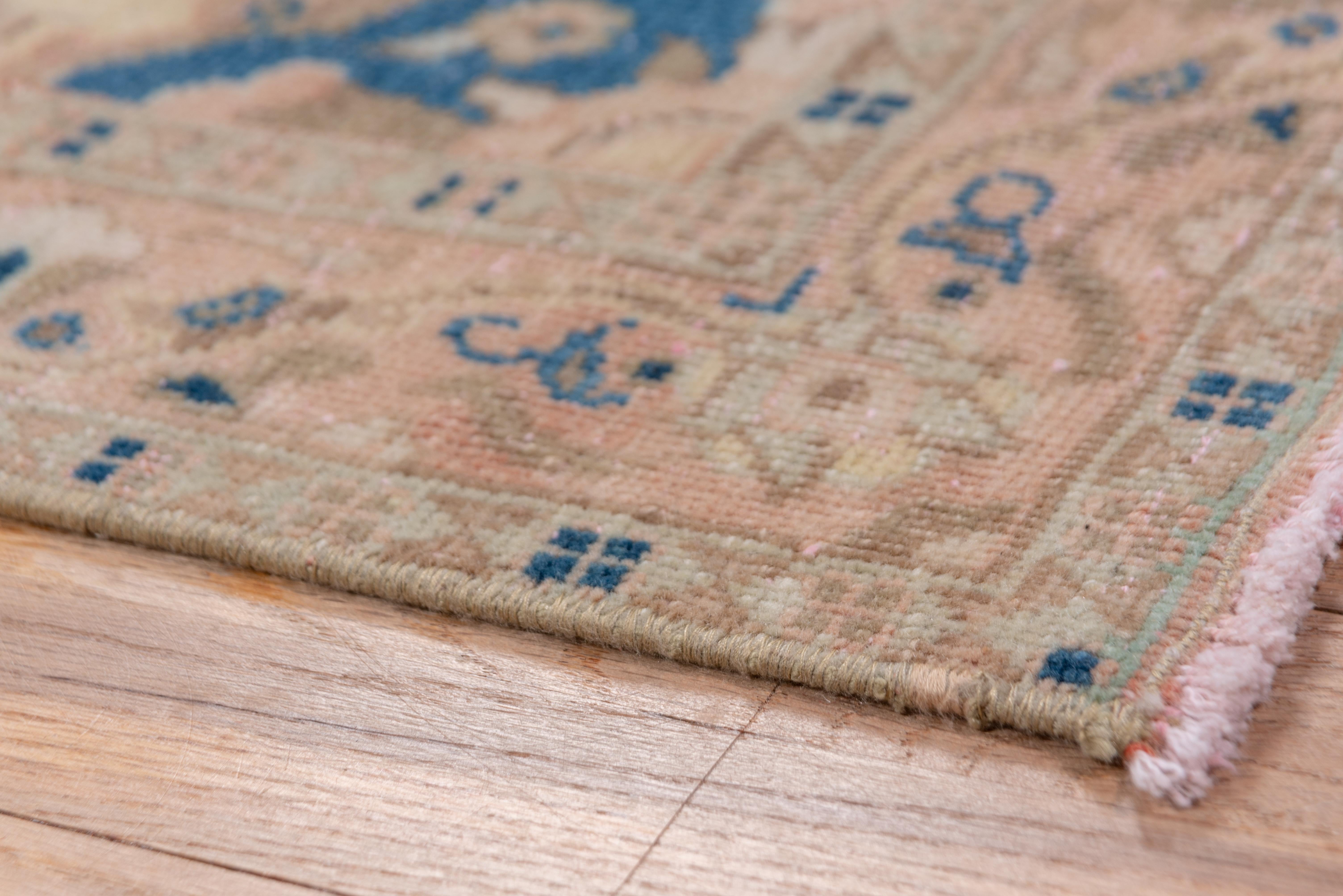 Ampio runner antico in Oushak, marrone, rosa e blu, anni '30 circa In condizioni buone in vendita a New York, NY