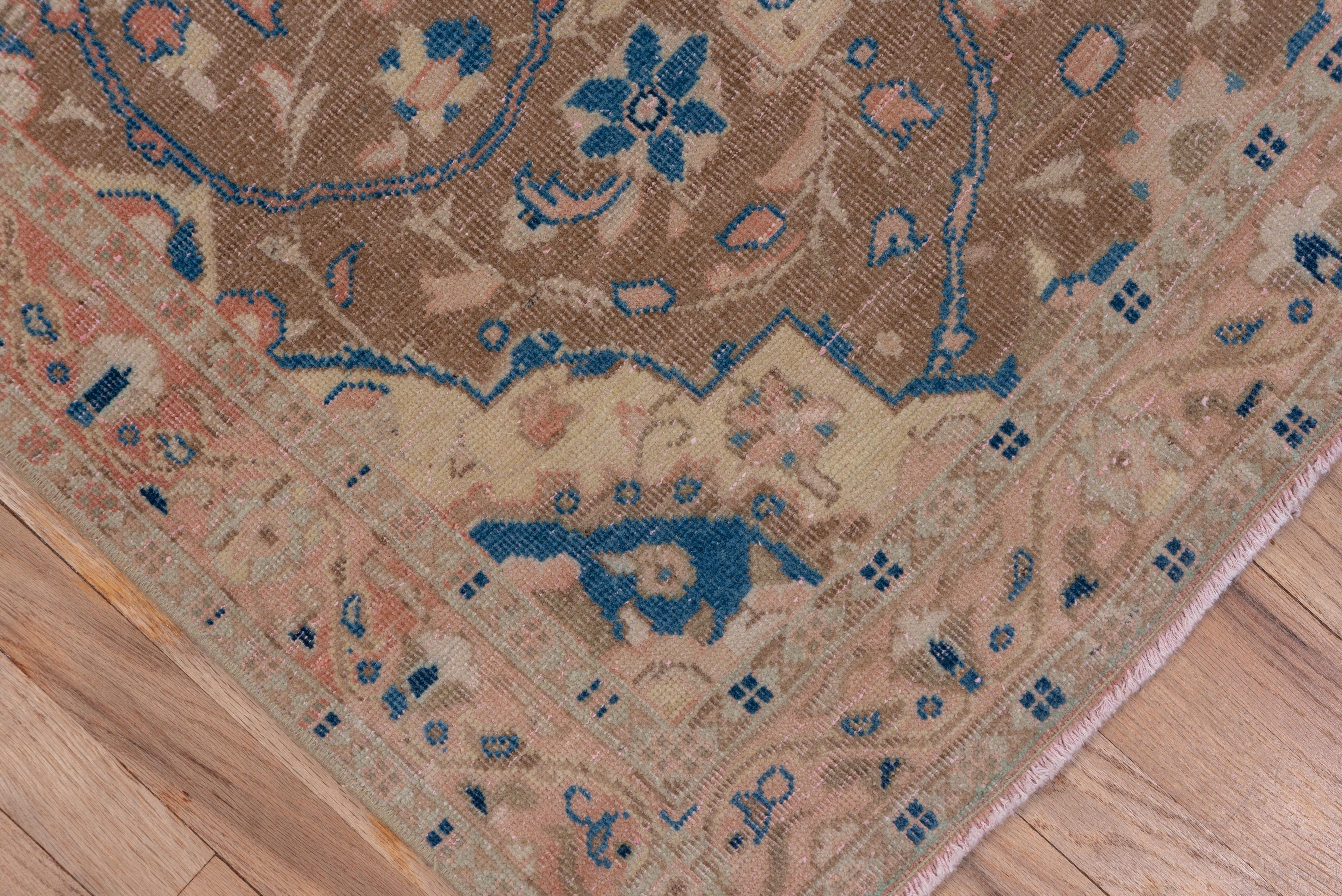 XX secolo Ampio runner antico in Oushak, marrone, rosa e blu, anni '30 circa in vendita