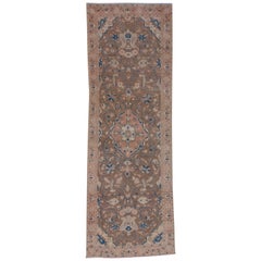 Large tapis de couloir antique Oushak, rose marron et bleu, vers 1930