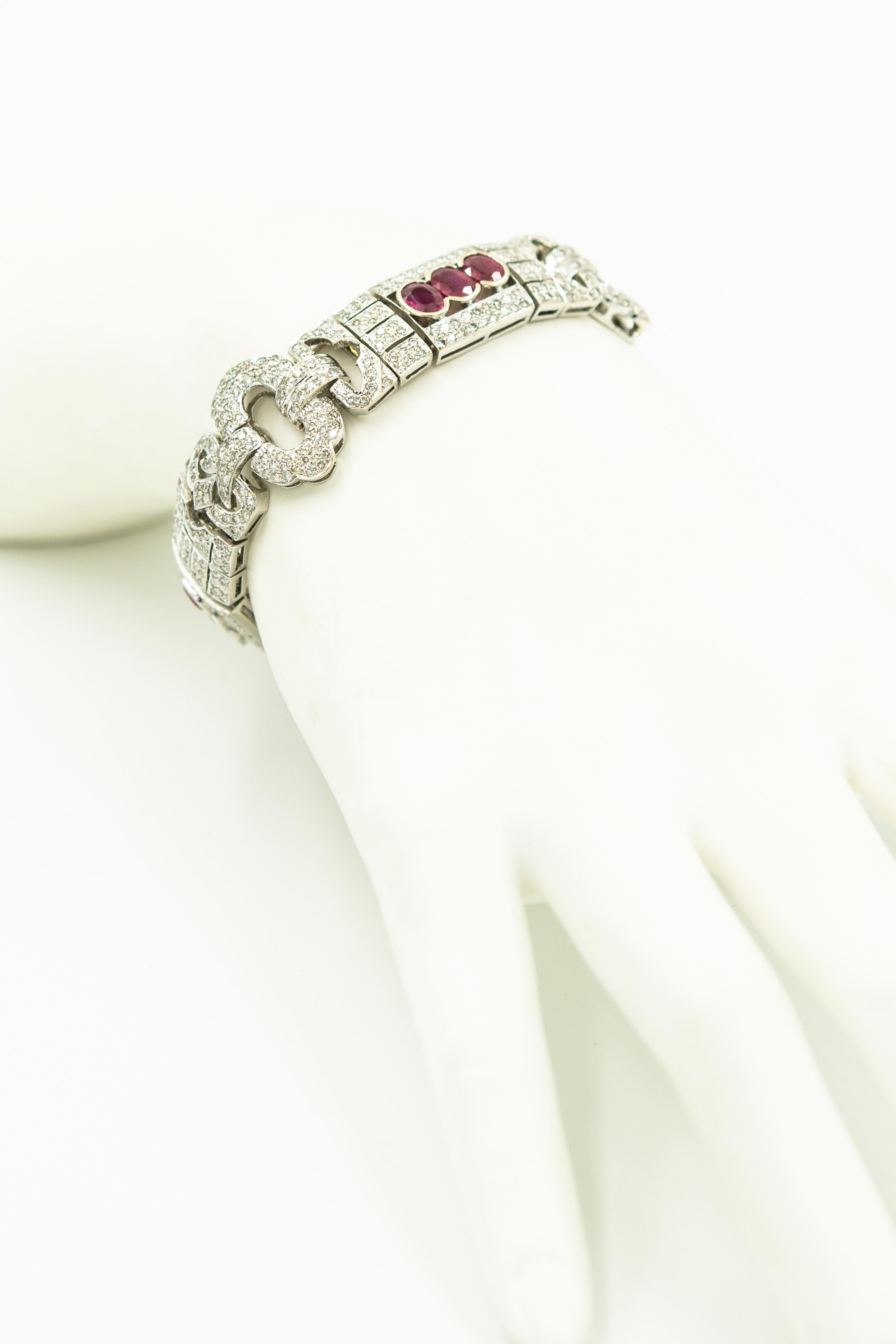 Breites Weißgoldarmband im Art-déco-Stil mit Diamanten und Rubinen Damen im Angebot