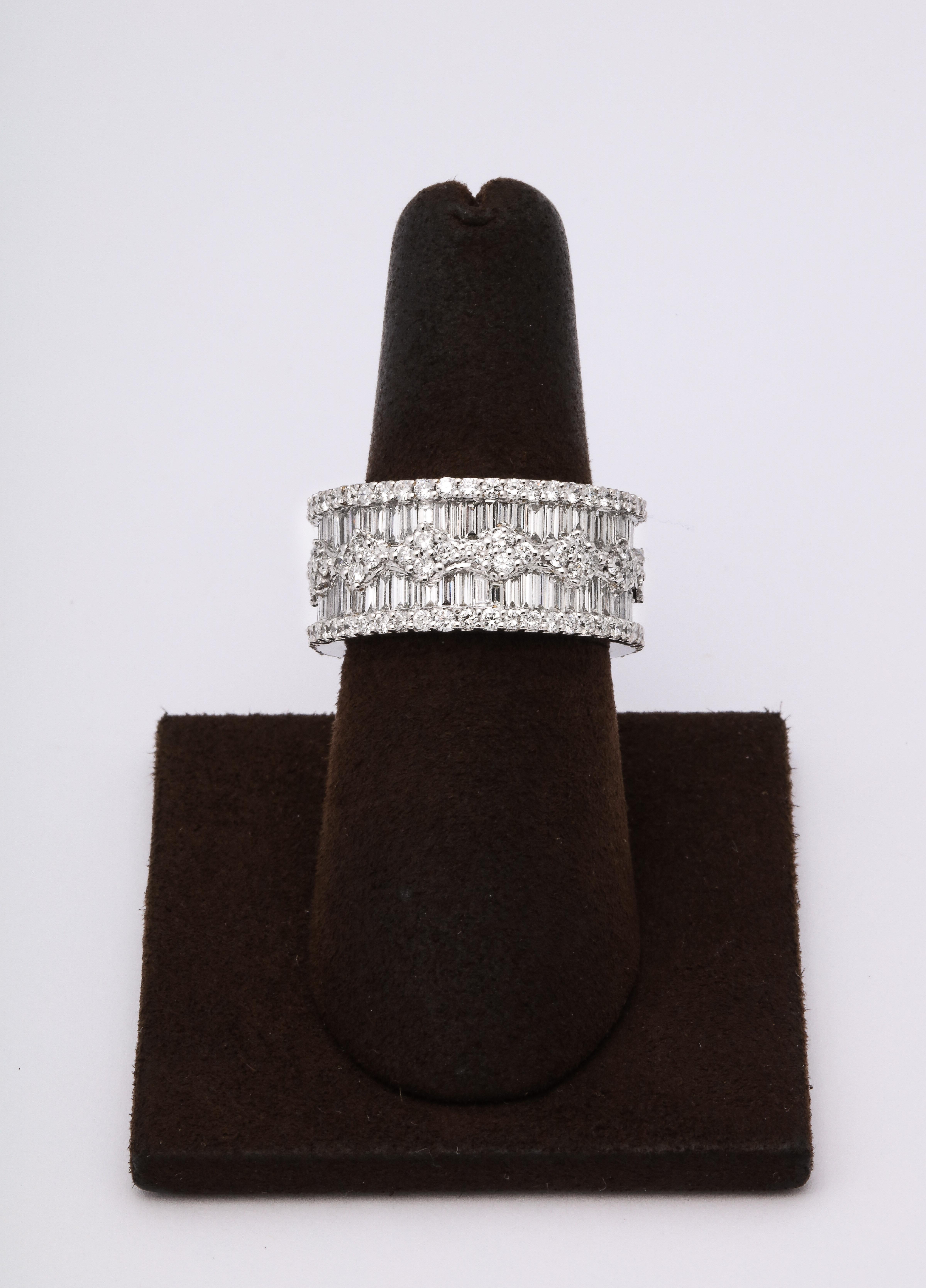 Rundes Baguetteschliff- und Diamantband im Zustand „Neu“ im Angebot in New York, NY