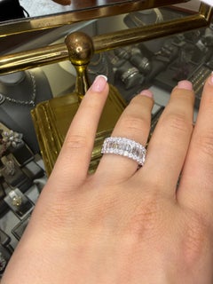Anillo con banda ancha de diamantes baguette bordes redondos brillantes Oro blanco de 18 quilates, 1,73 quilates