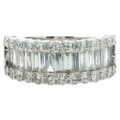 Anillo con banda ancha de diamantes baguette bordes redondos brillantes Oro blanco de 18 quilates, 1,73 quilates