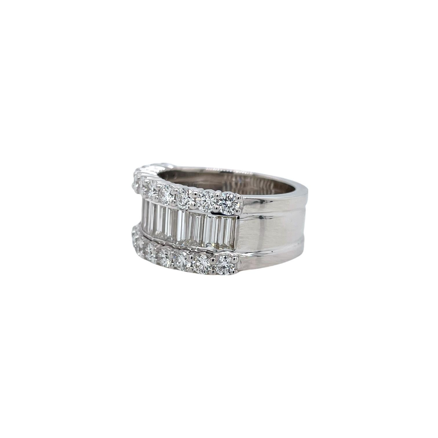 Moderne Grande bague en or blanc 18 carats avec diamants baguettes et ronds en vente