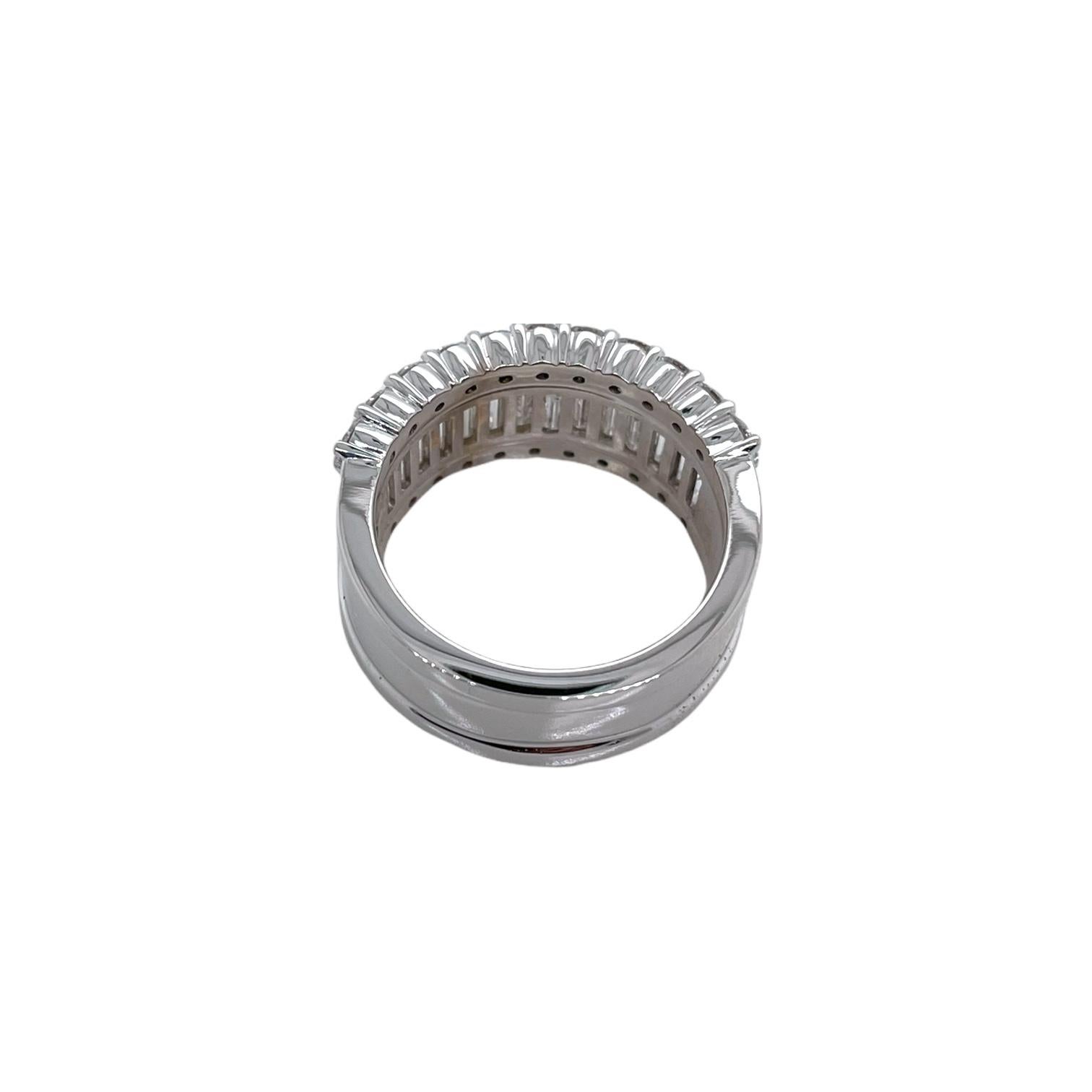 Taille baguette Grande bague en or blanc 18 carats avec diamants baguettes et ronds en vente