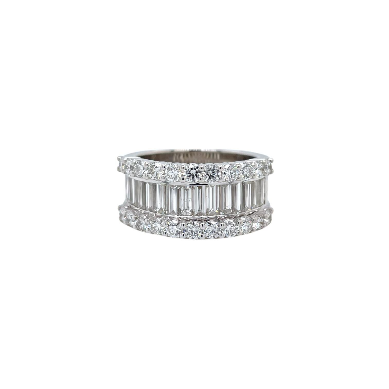 Grande bague en or blanc 18 carats avec diamants baguettes et ronds Neuf - En vente à New York, NY