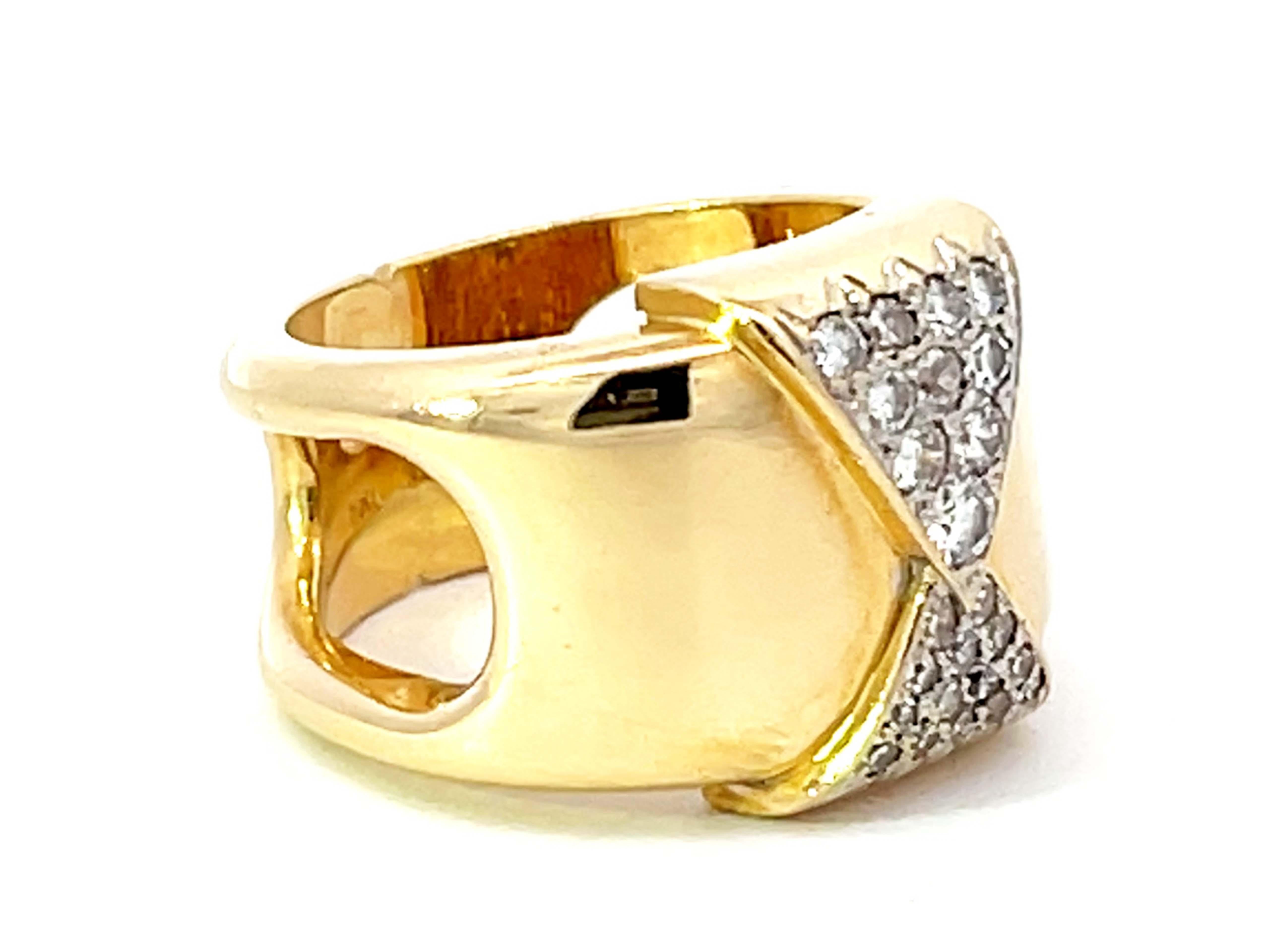 Moderne Bague à large anneau en or jaune 18 carats avec épaules découpées et diamants en vente