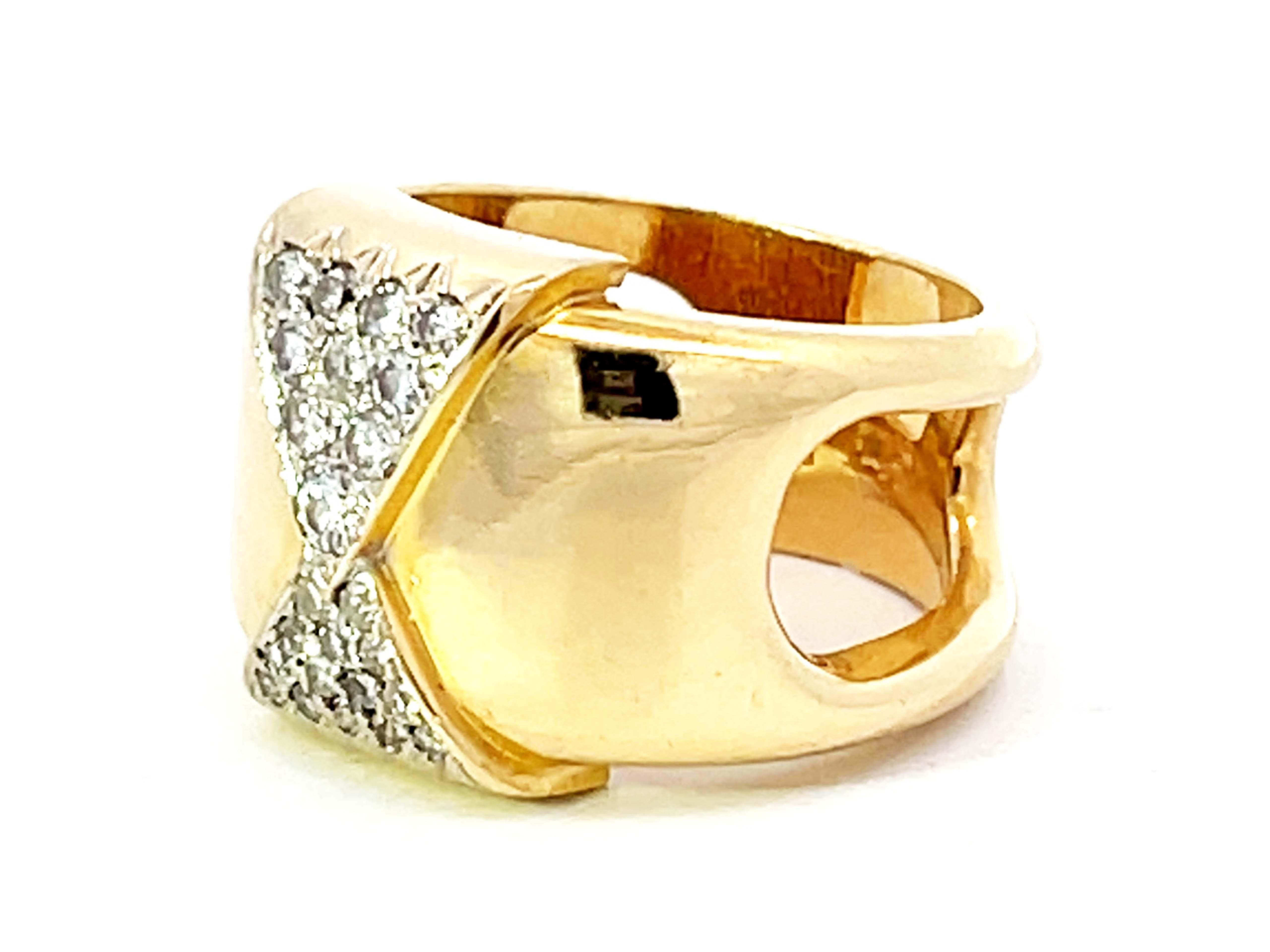 Taille brillant Bague à large anneau en or jaune 18 carats avec épaules découpées et diamants en vente