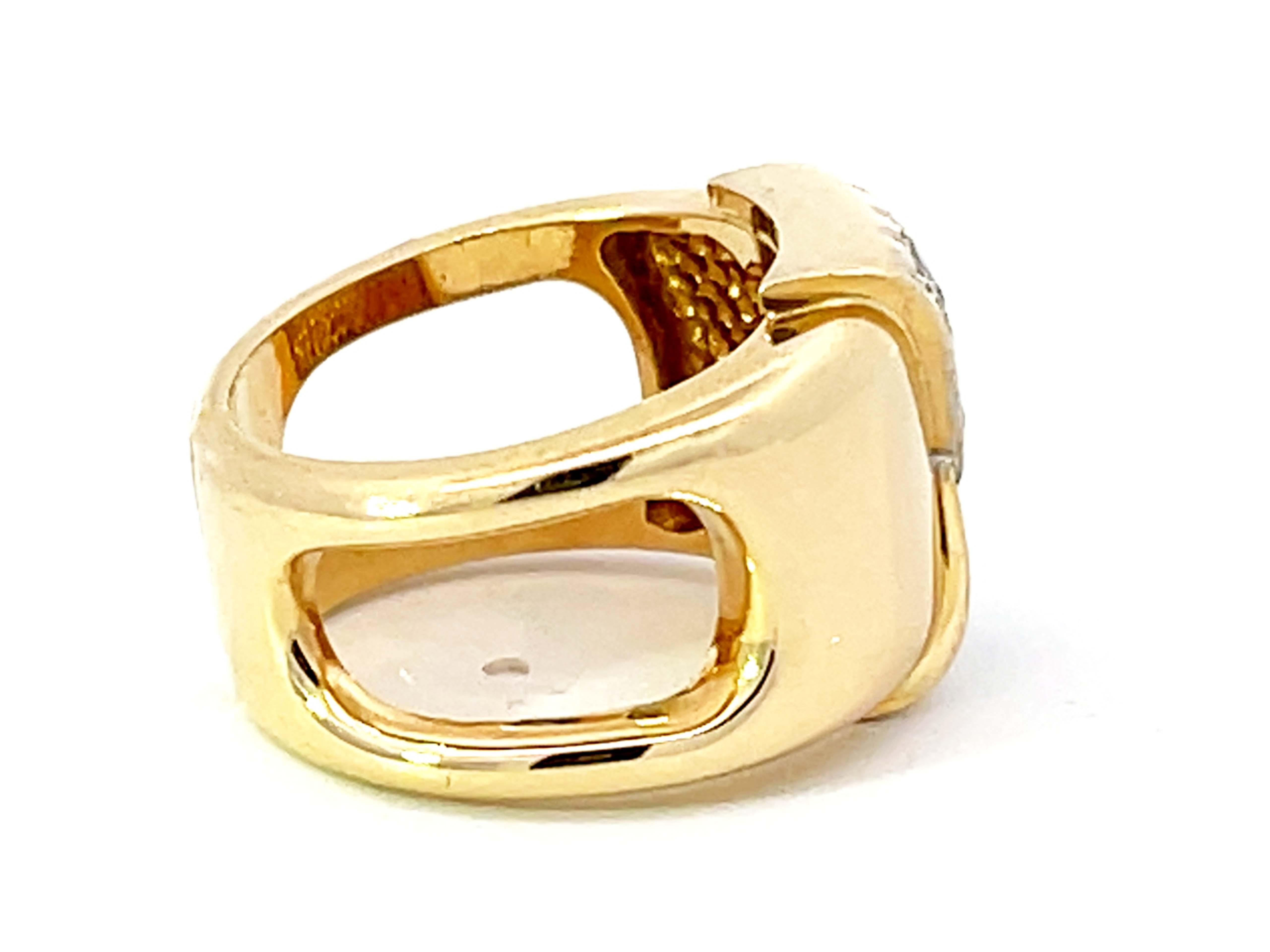 Bague à large anneau en or jaune 18 carats avec épaules découpées et diamants Excellent état - En vente à Honolulu, HI