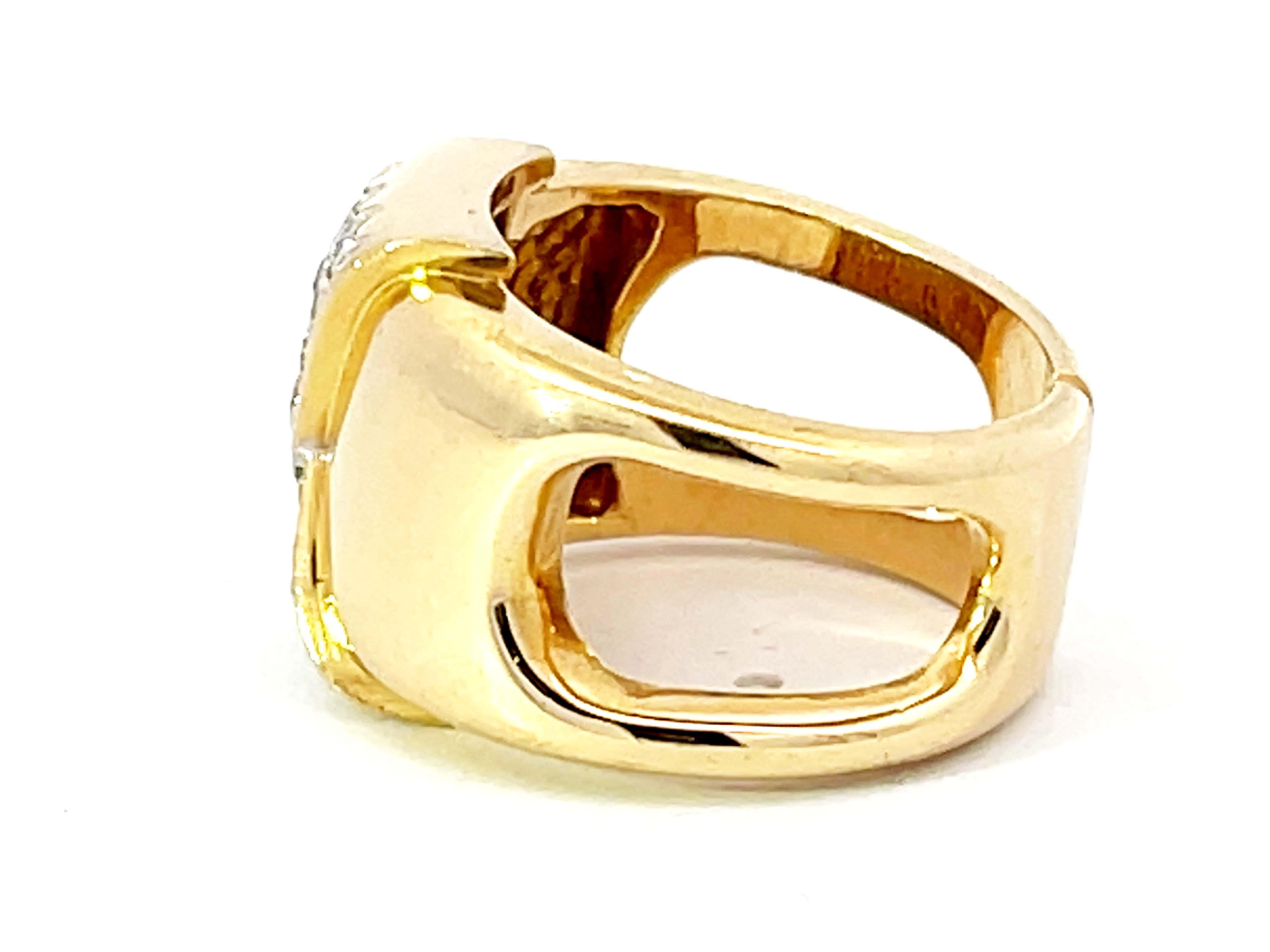 Bague à large anneau en or jaune 18 carats avec épaules découpées et diamants Unisexe en vente