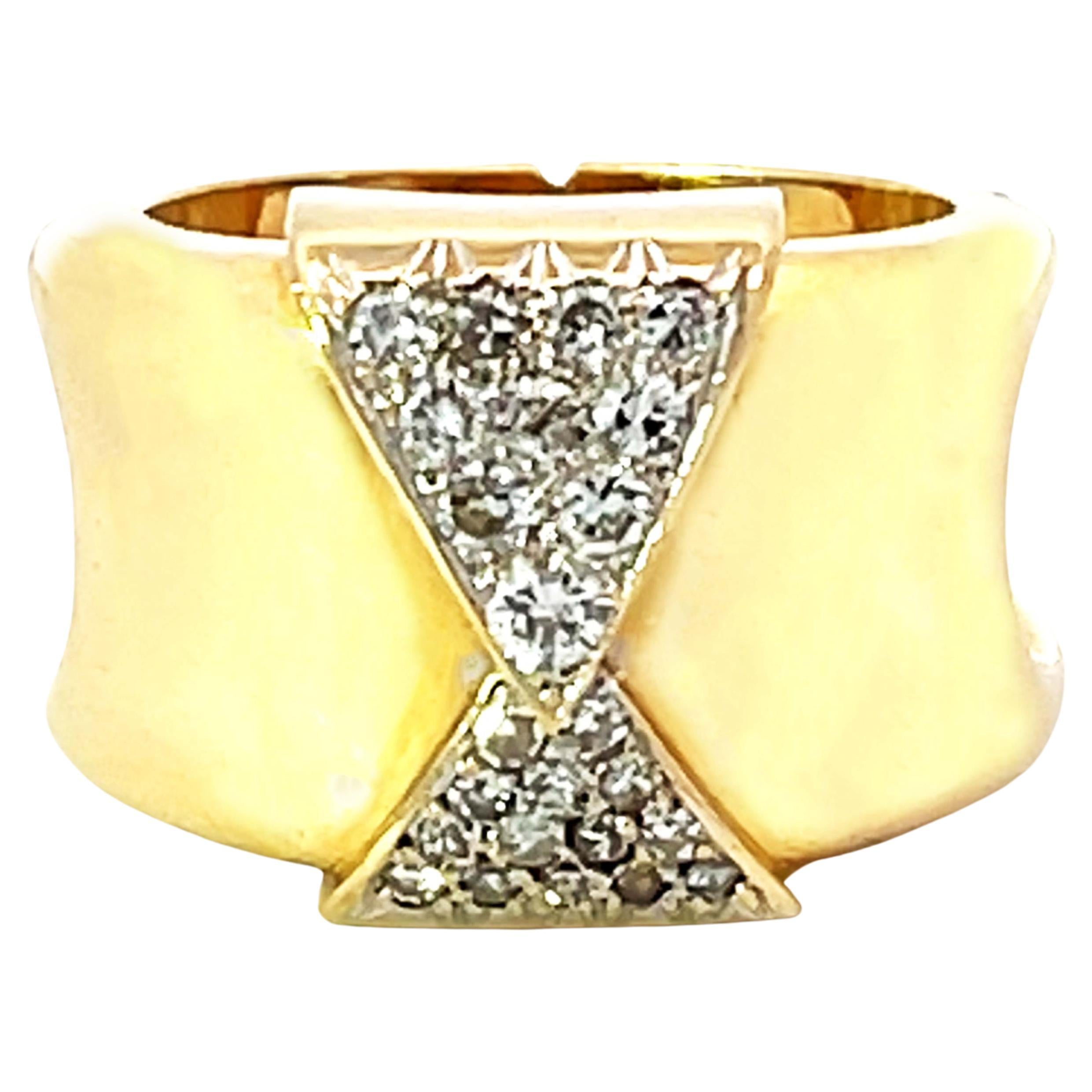 Bague à large anneau en or jaune 18 carats avec épaules découpées et diamants