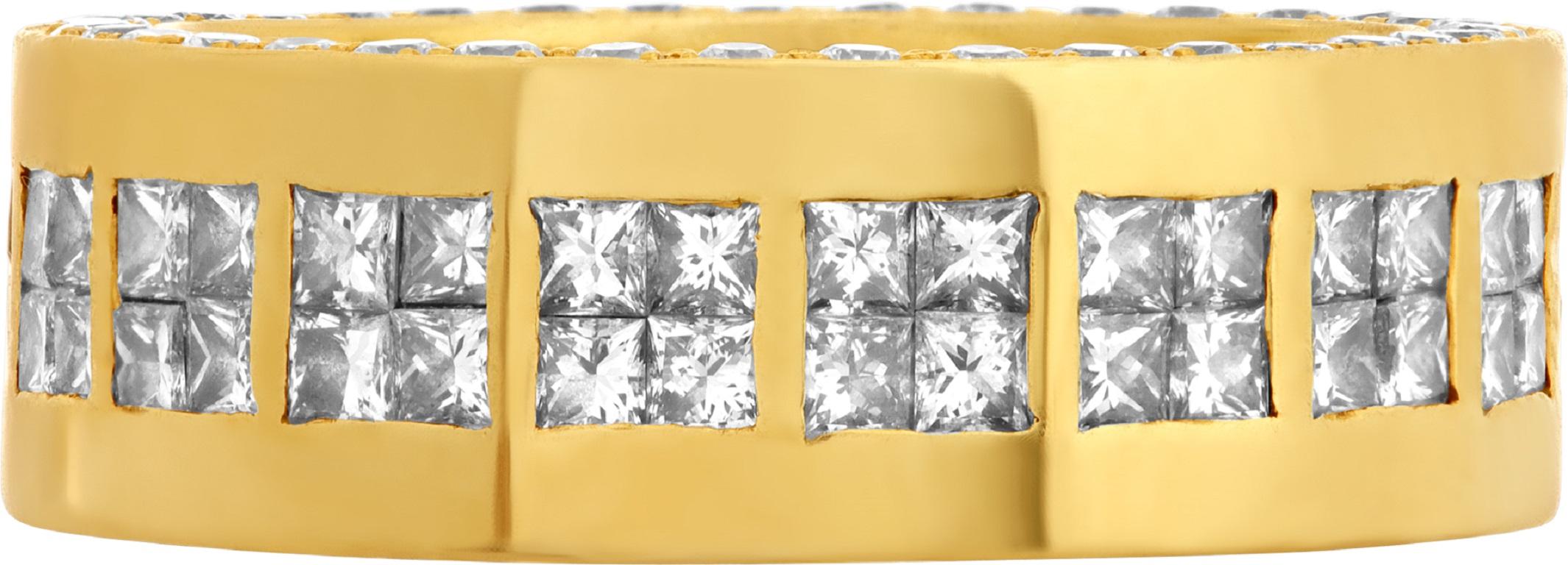Large bande en or jaune 18k avec environ 2,16 carats de diamants de taille princesse et 1,15 carats de diamants ronds de taille brillant le long des côtés. Taille 6.5, largeur 7mm.

Cette bague non signée est actuellement de taille 7,5 et certains