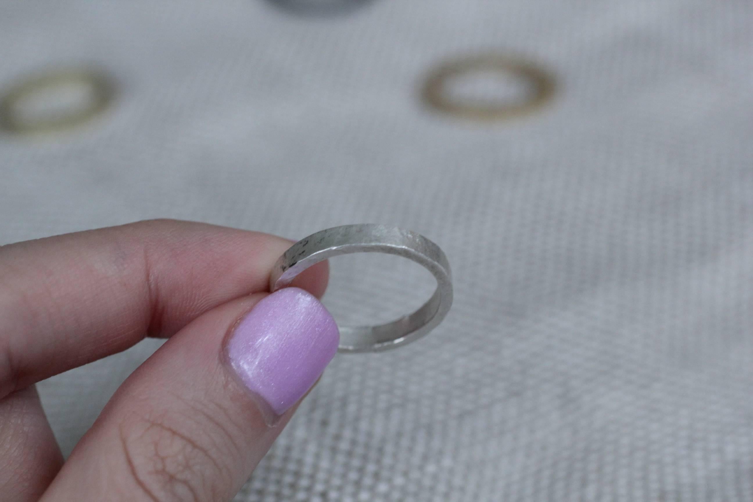 how wide should a woman's wedding band be