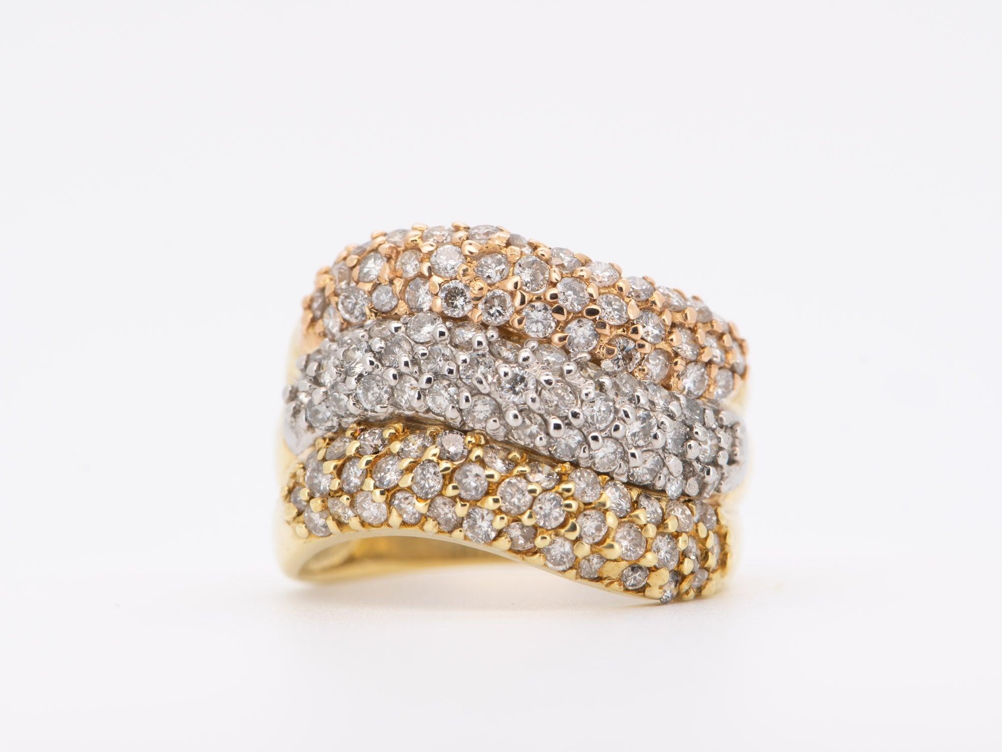 Adorna tu dedo con nuestra elegante Banda Ancha de Diamantes de 13 mm. Perfectamente elaborada con diamantes blancos y oro amarillo y platino de 18 quilates. ¡Este exquisito anillo te hará sentir la estrella del espectáculo!


♥ El artículo mide
