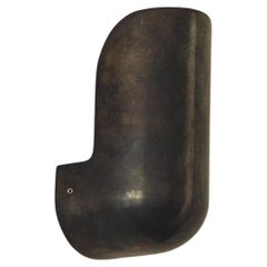 Applique large contemporaine en forme de coude noirci par Henry Wilson
