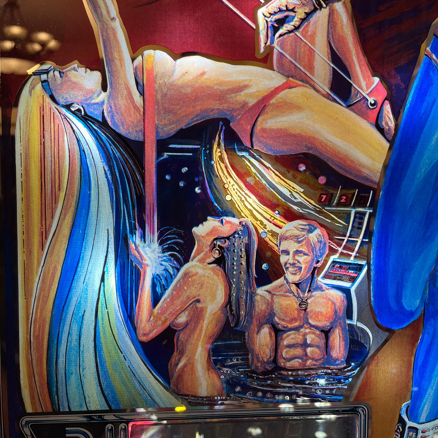 Wide Body Future Spa Pinball Machine by Bally In Good Condition For Sale In Chattanooga, TN