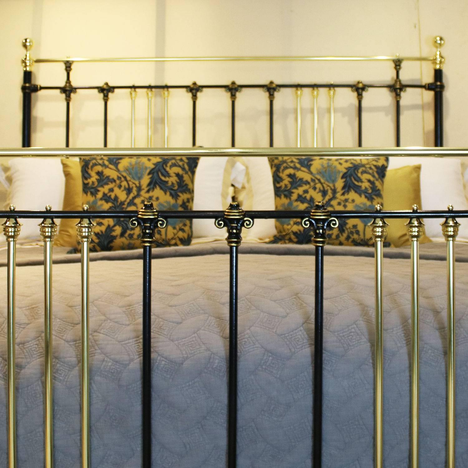 Wide Brass and Iron Bed in Black with Gold Lining, MSK47 In Excellent Condition In Wrexham, GB
