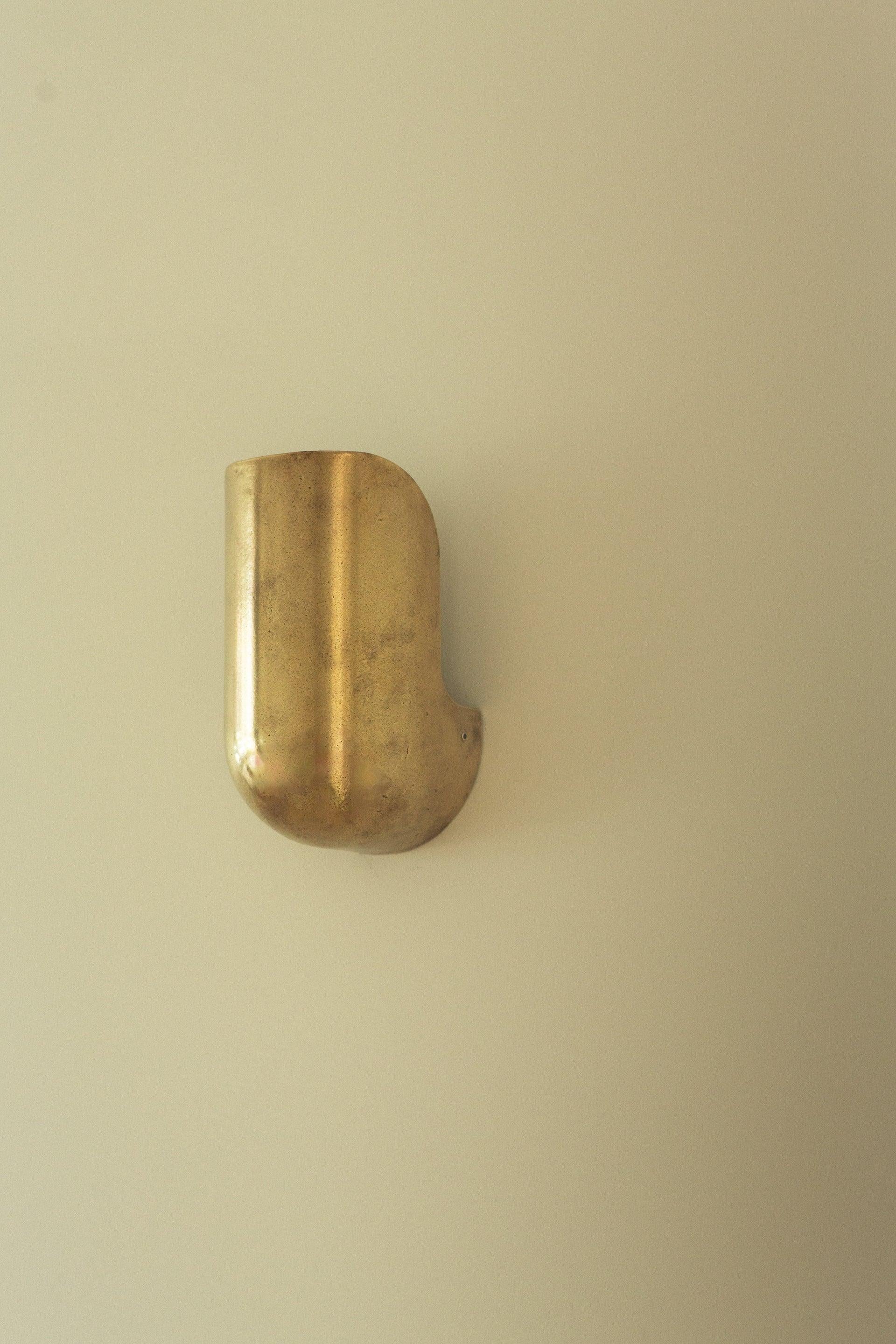 Aplique codo ancho de latón de Henry Wilson
Dimensiones: An 13 x Pr 9,5 x Al 20,5 cm
Materiales: Latón.

Disponible en ennegrecido, aluminio y latón.

El aplique codo está disponible en dos anchuras y tres acabados de material. Su forma se asemeja a