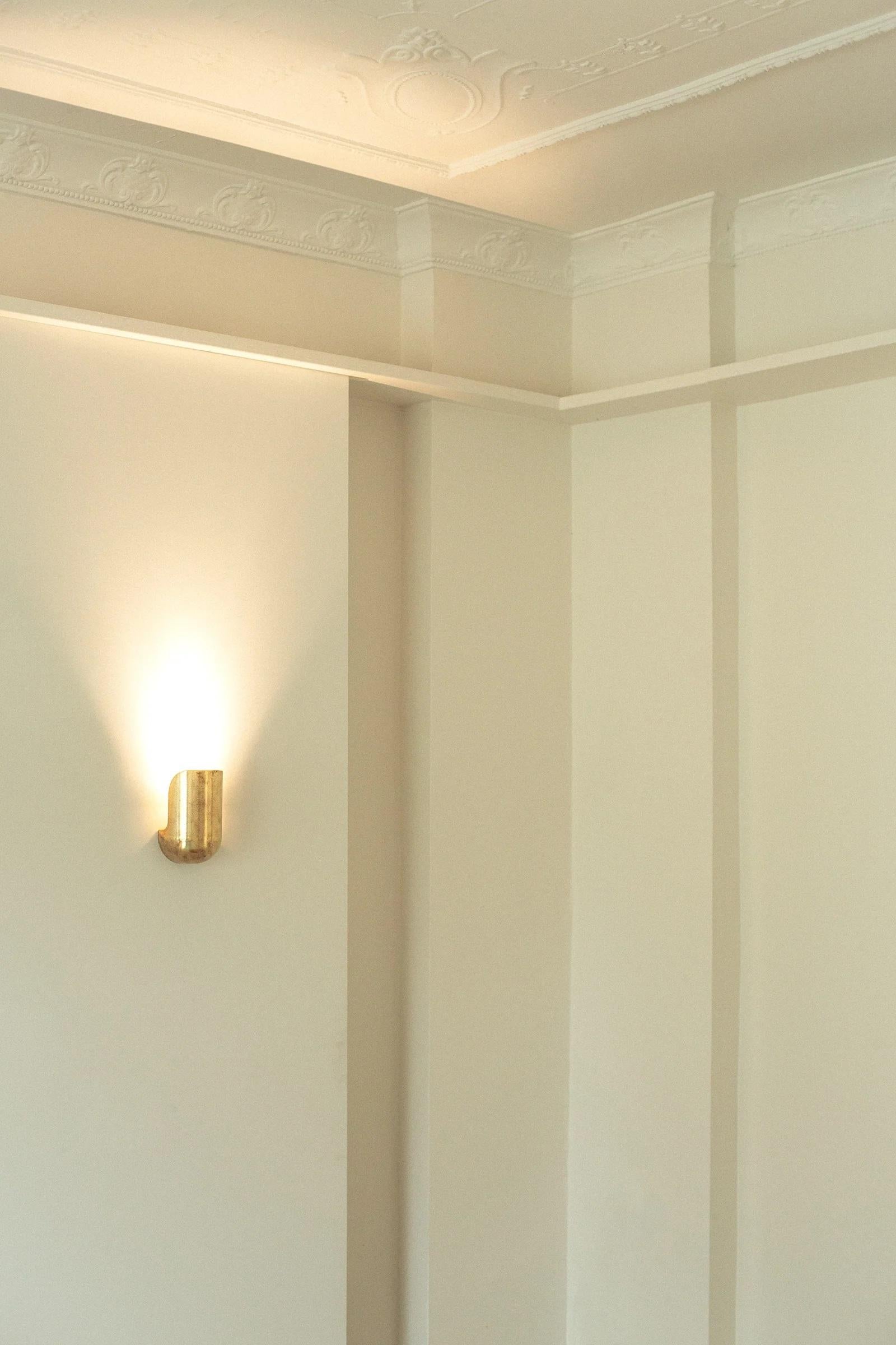 Aplique Contemporáneo Codo Ancho Latón Dorado by Henry Wilson Moderno en venta