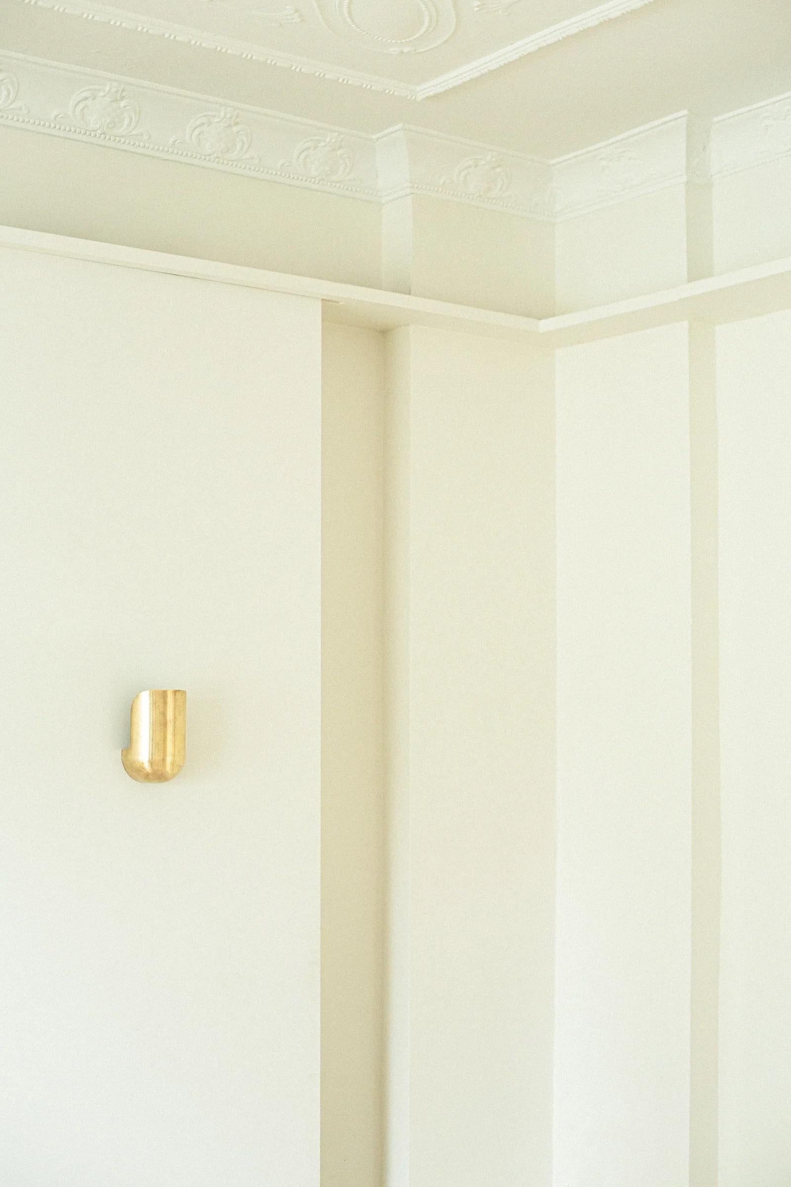 Aplique Contemporáneo Codo Ancho Latón Dorado by Henry Wilson Australiano en venta