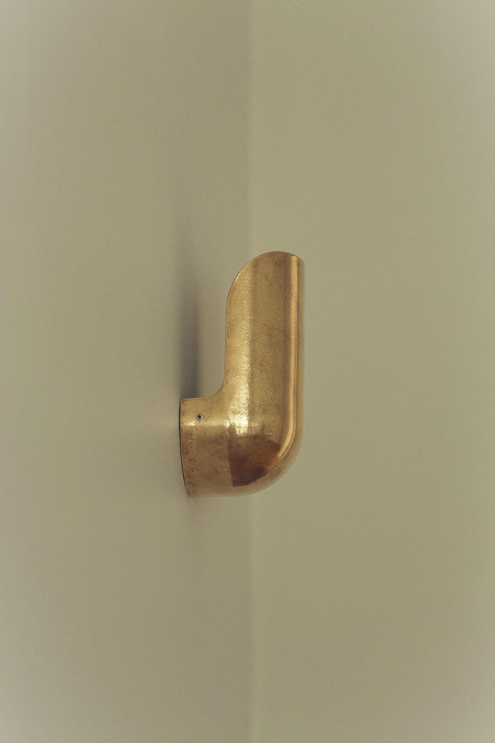 Aplique Contemporáneo Codo Ancho Latón Dorado by Henry Wilson en Nuevo estado para la venta en Geneve, CH
