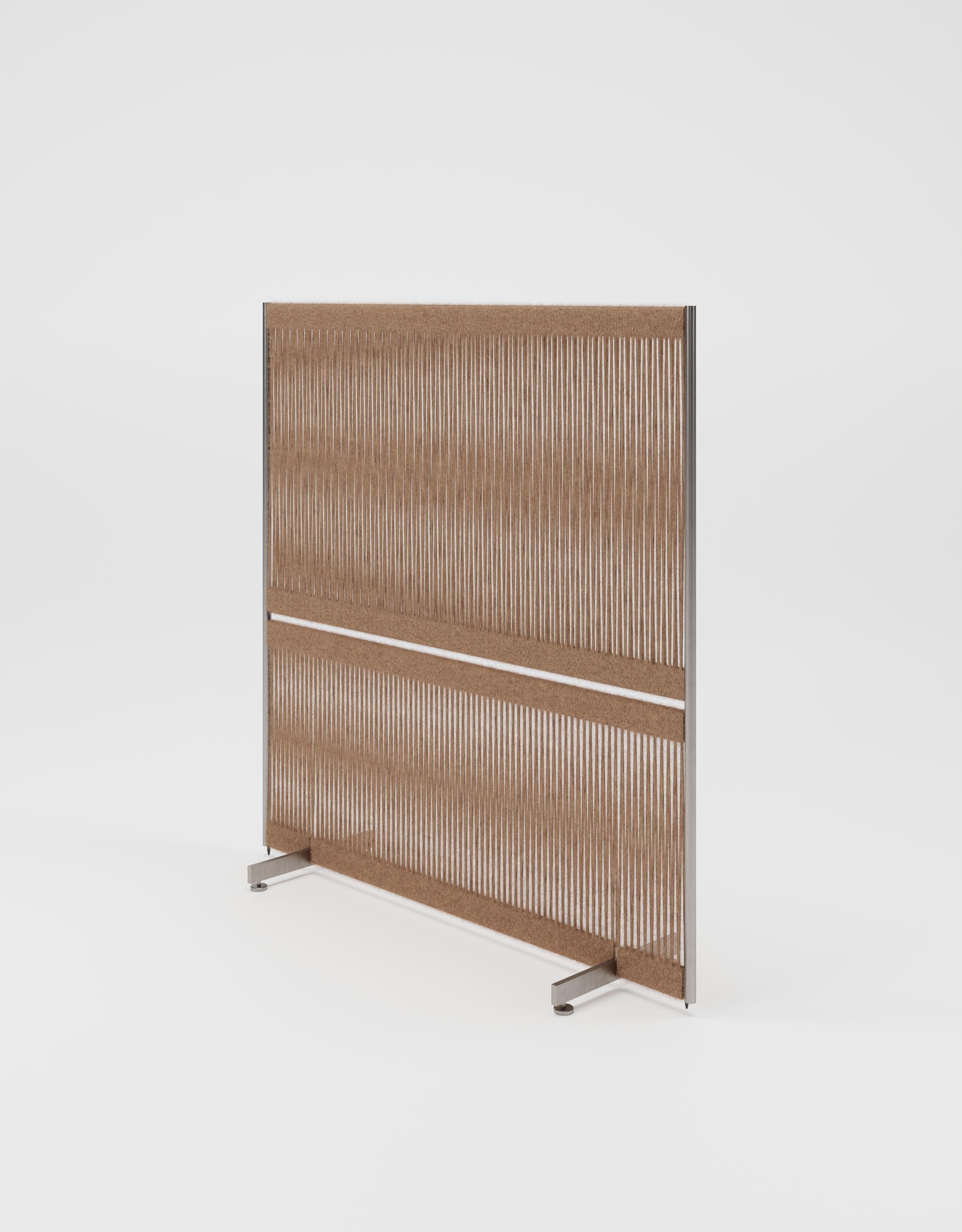Divisorio alto in acciaio e lana Fair Grey Anto di Thorup Copenhagen
Dimensioni: H: 110 cm, L: 120 cm, P: 34 cm
Materiali: Acciaio inossidabile spazzolato I Rivestimento in lana della drizza della bandiera

Anto Room Divider è stato progettato da