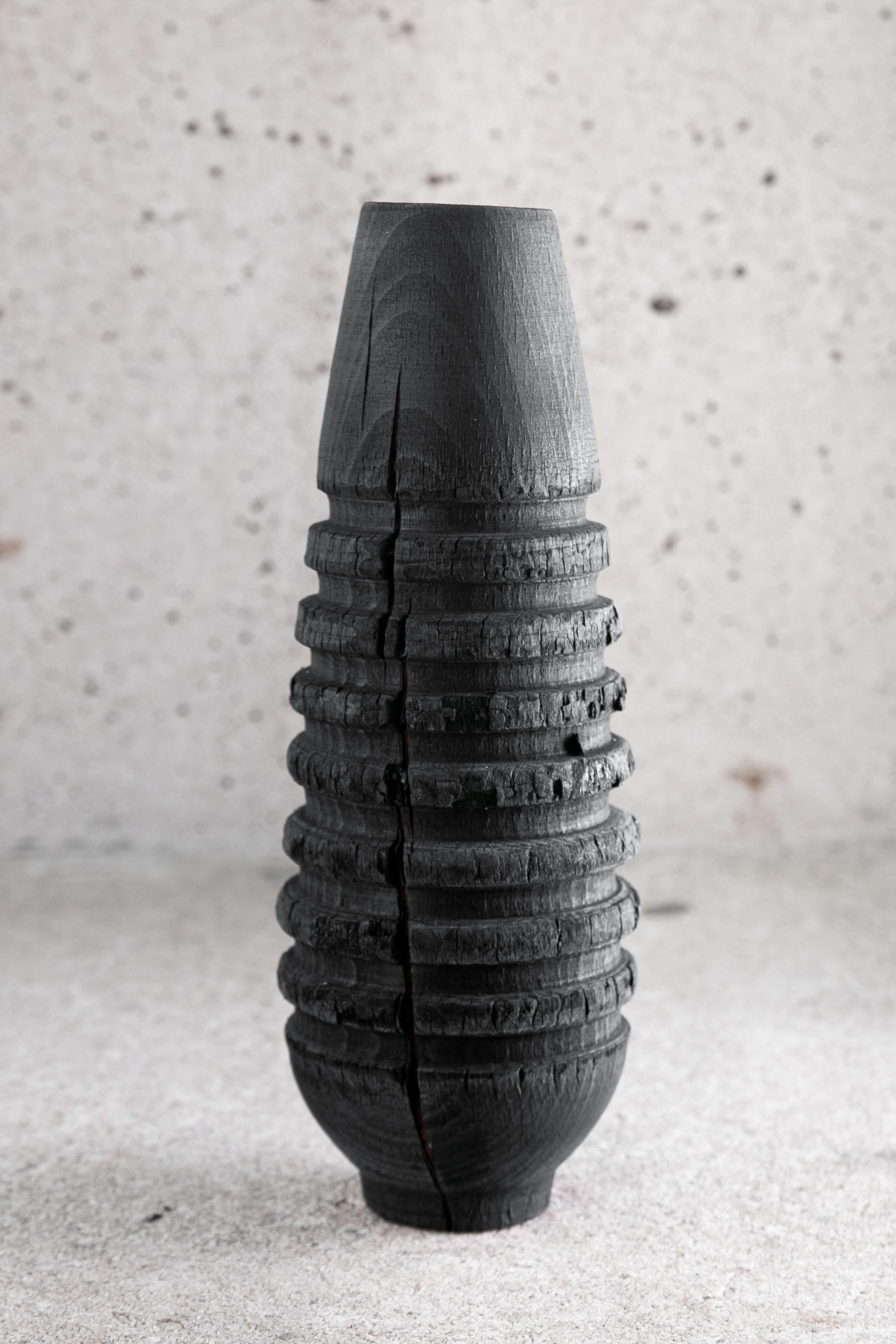 Vaso largo bruciato A di Daniel Elkayam
Unico nel suo genere
Dimensioni: D. A. 10 x L. 10 x H. 20 cm 
Materiali: Legno di faggio bruciato


Art-designer e fotografo nato a Gerusalemme e residente a Tel-Aviv. Opera nel campo dell'arredamento