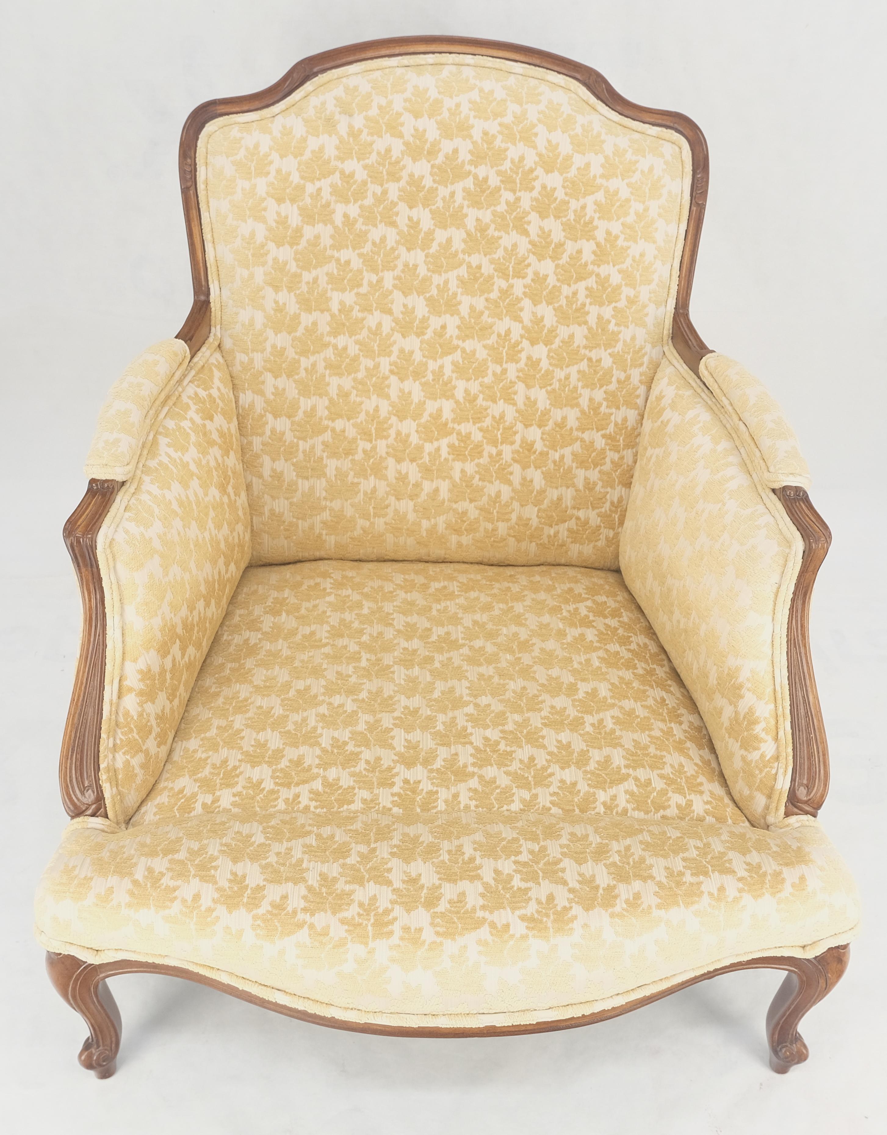 Amplio Sillón Francés con Estructura de Nogal Tallado y Otomana Chaise a Juego Super Limpio en venta 3