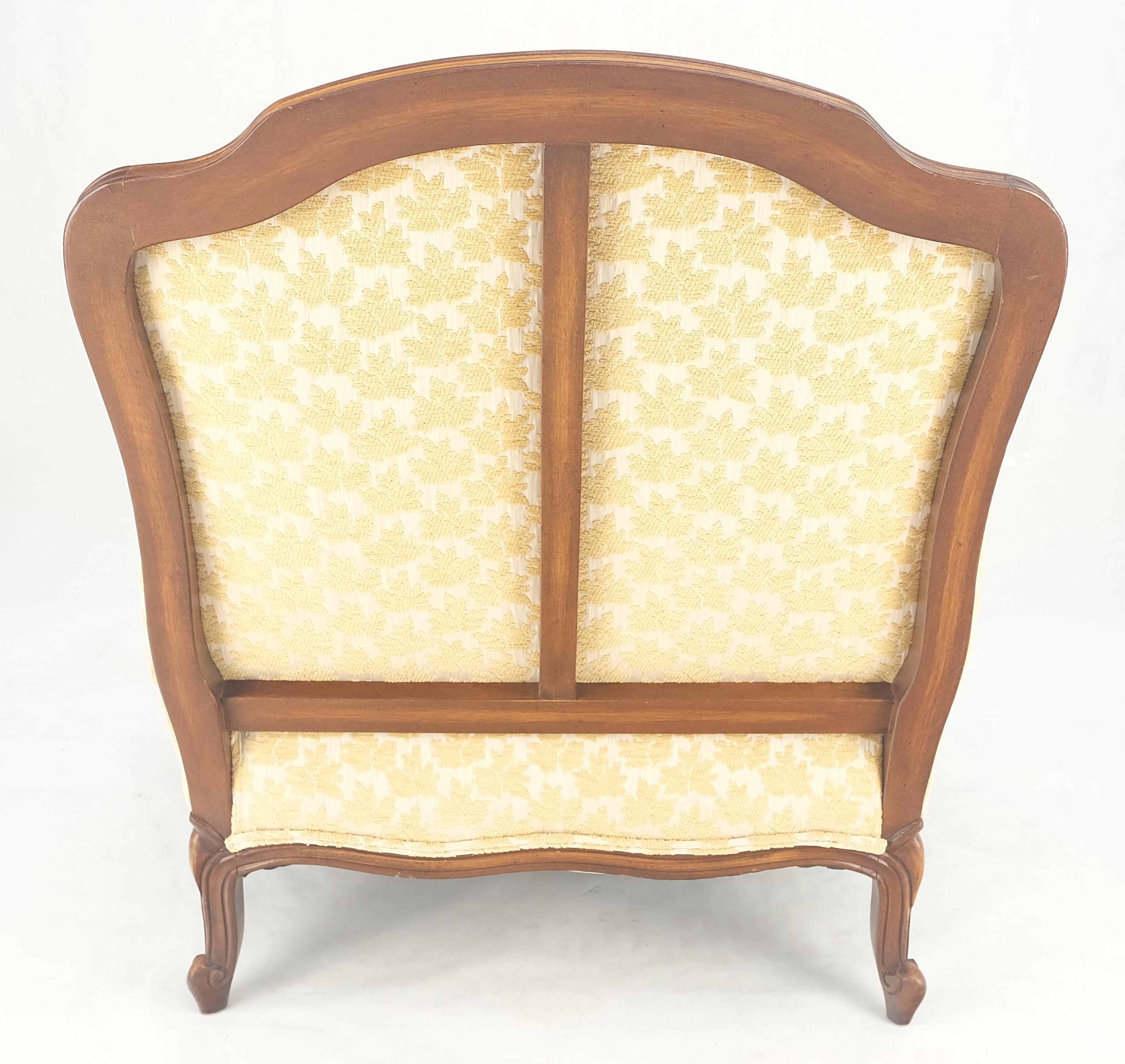 Amplio Sillón Francés con Estructura de Nogal Tallado y Otomana Chaise a Juego Super Limpio en venta 4