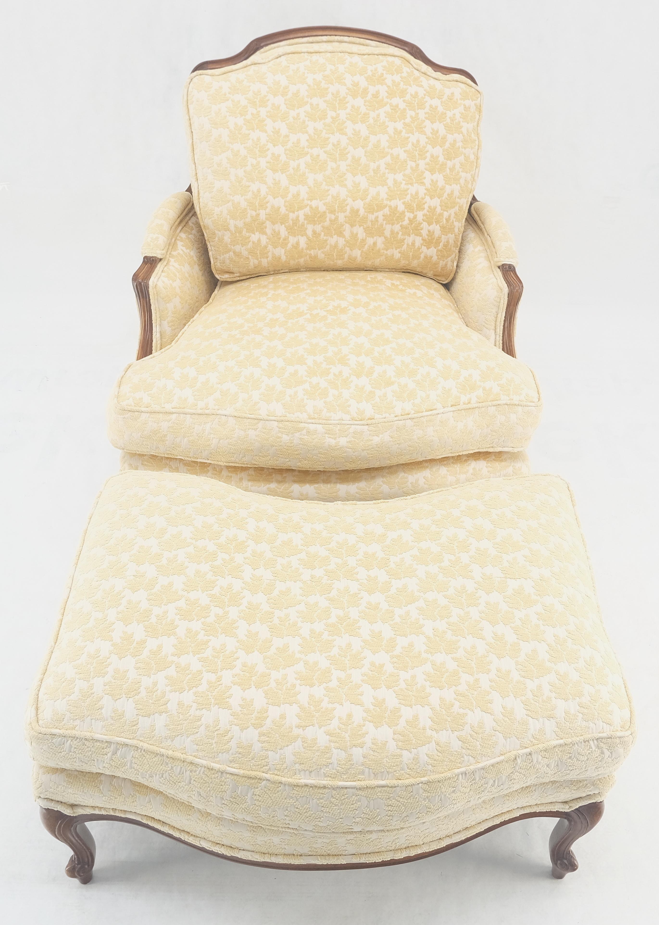 Amplio Sillón Francés con Estructura de Nogal Tallado y Otomana Chaise a Juego Super Limpio
dimensiones de la otomana:
32