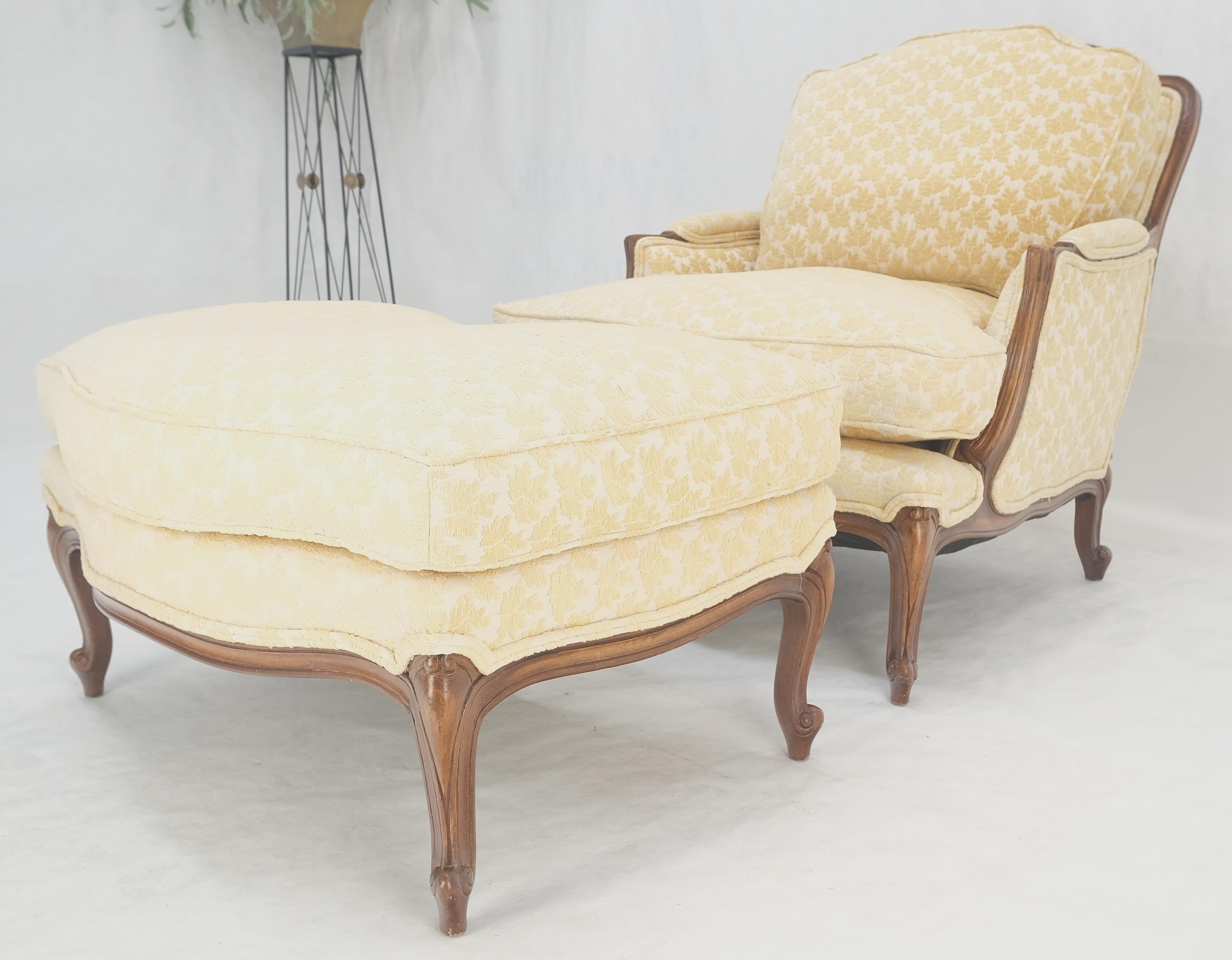 Amplio Sillón Francés con Estructura de Nogal Tallado y Otomana Chaise a Juego Super Limpio Moderno de mediados de siglo en venta