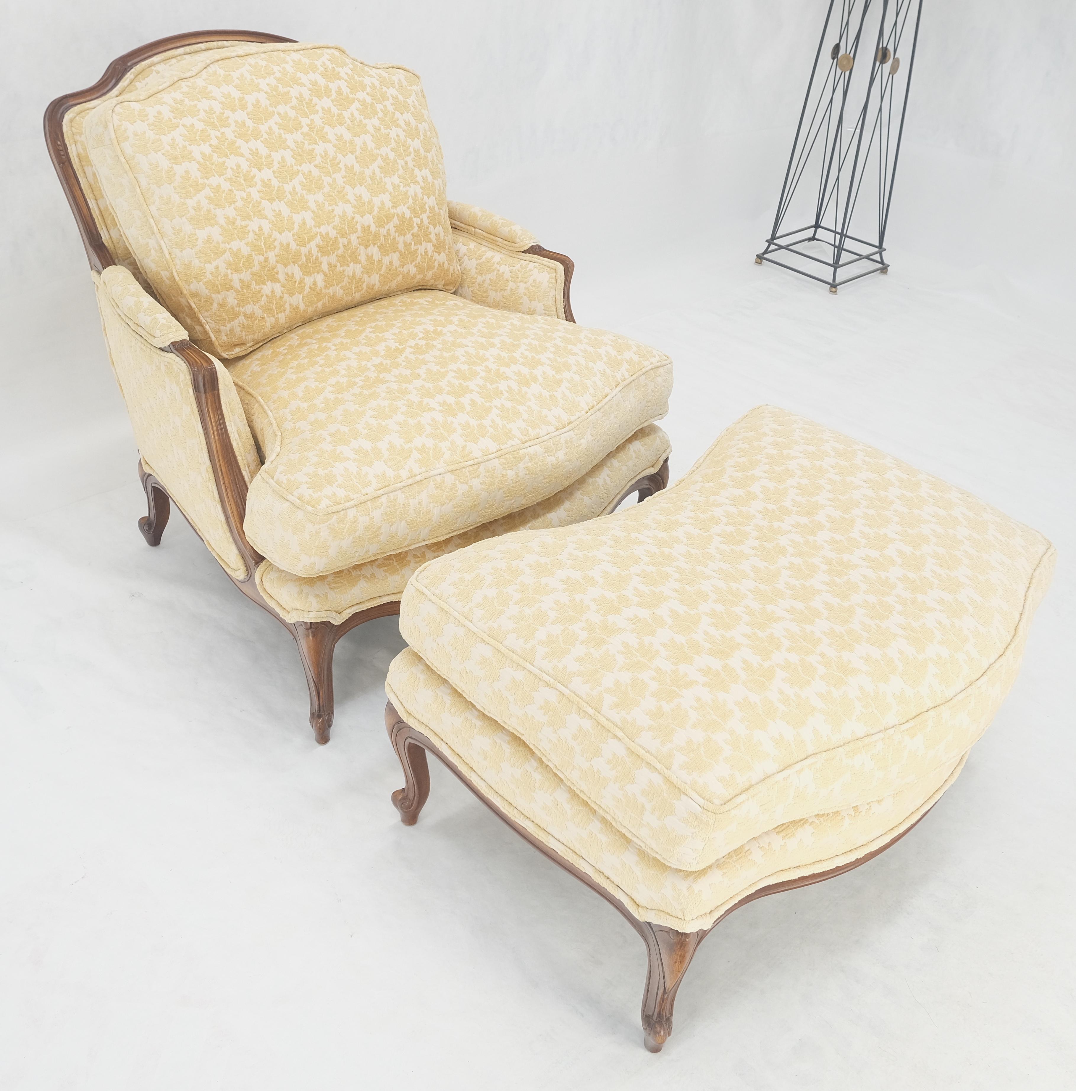Amplio Sillón Francés con Estructura de Nogal Tallado y Otomana Chaise a Juego Super Limpio Norteamericano en venta
