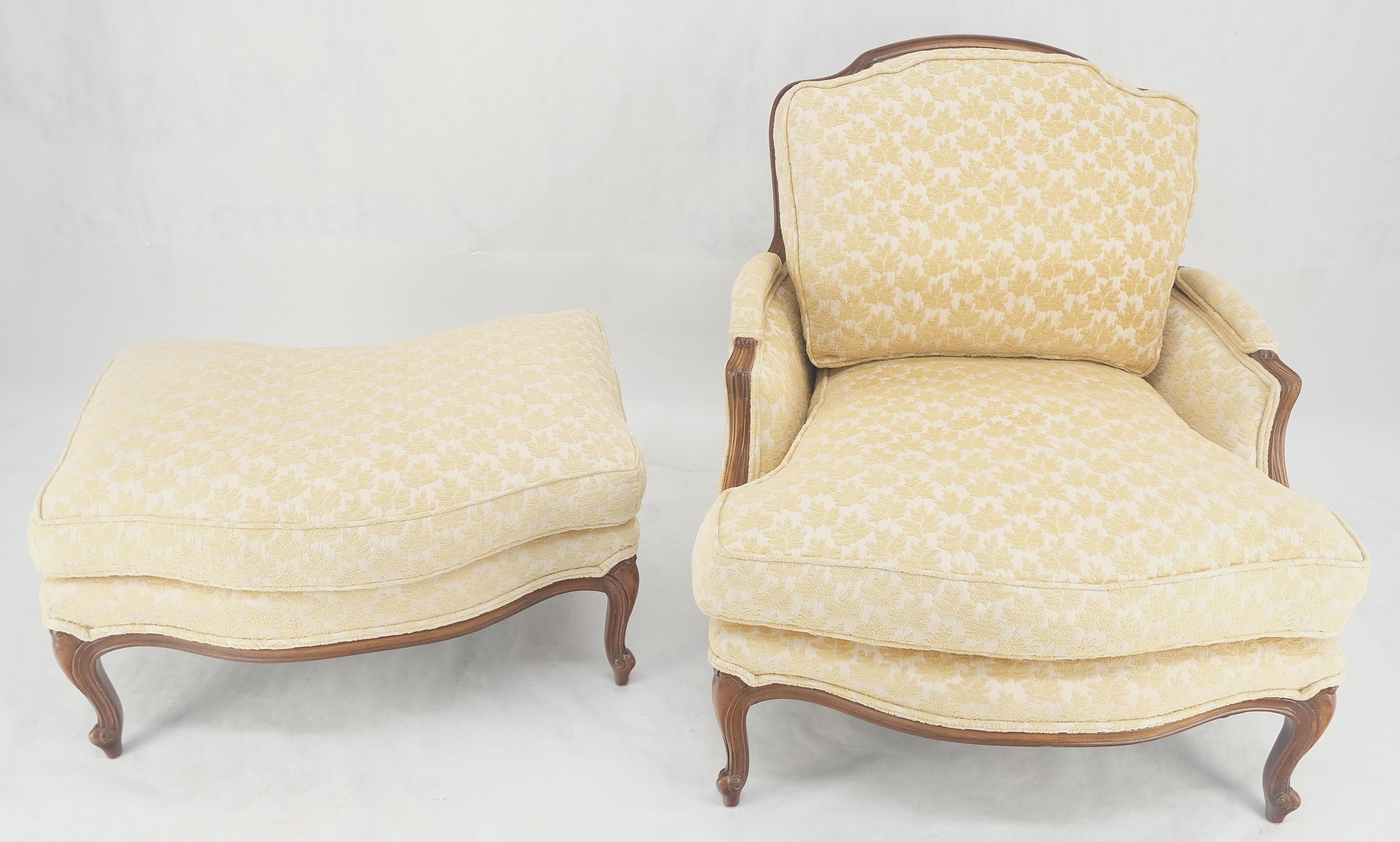 Amplio Sillón Francés con Estructura de Nogal Tallado y Otomana Chaise a Juego Super Limpio Lacado en venta