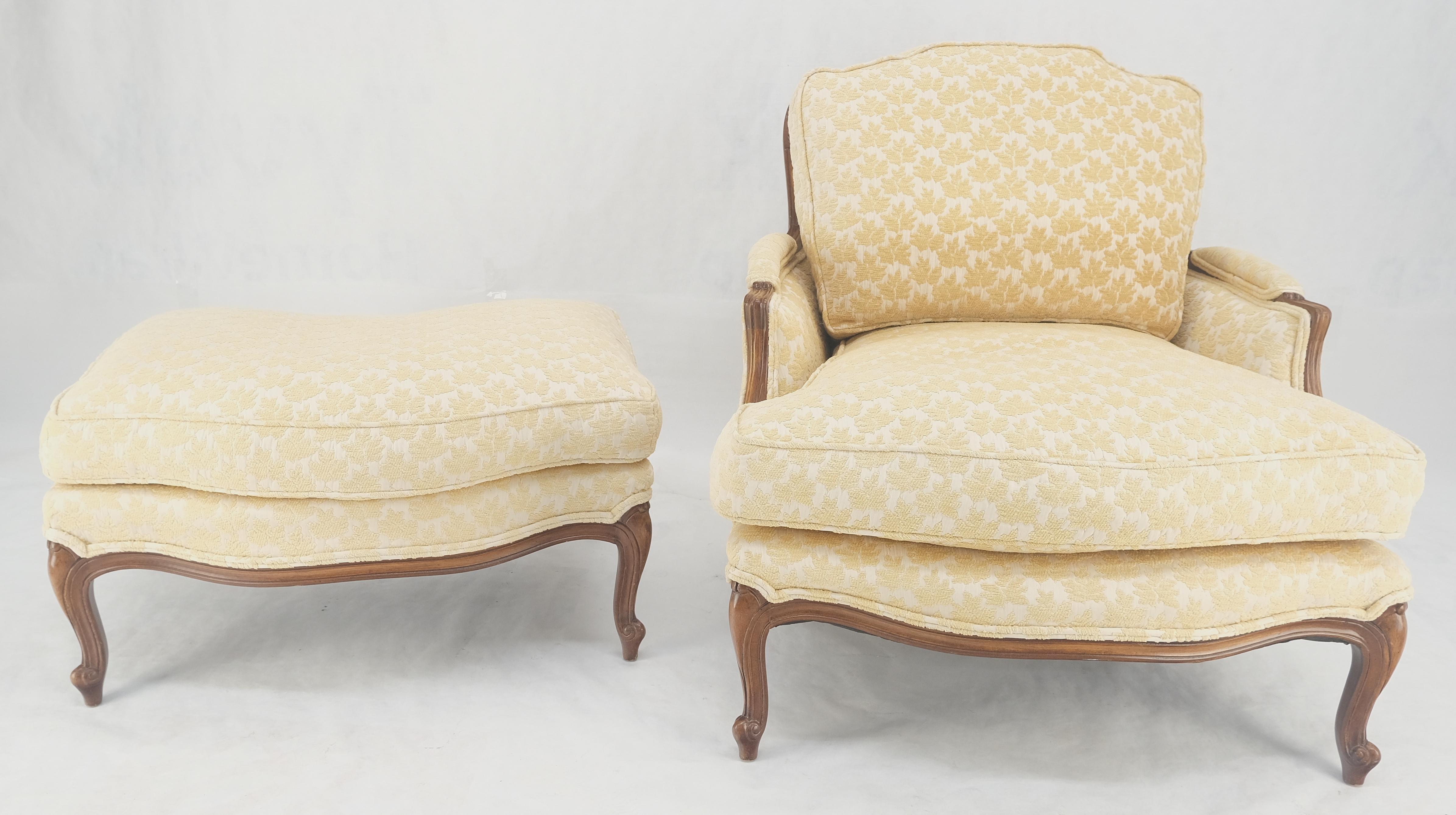 Amplio Sillón Francés con Estructura de Nogal Tallado y Otomana Chaise a Juego Super Limpio en Bueno estado para la venta en Rockaway, NJ