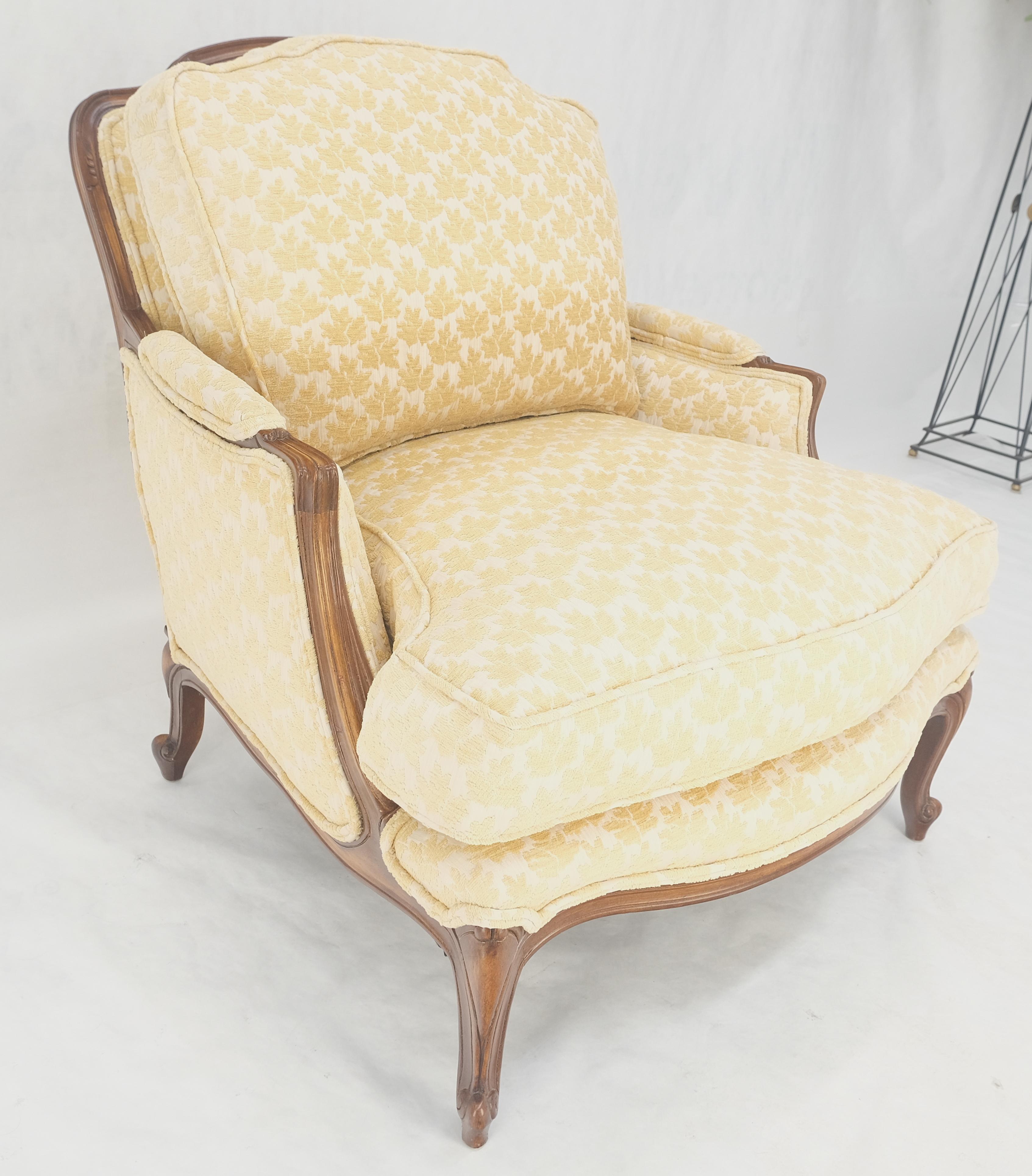 Amplio Sillón Francés con Estructura de Nogal Tallado y Otomana Chaise a Juego Super Limpio siglo XX en venta