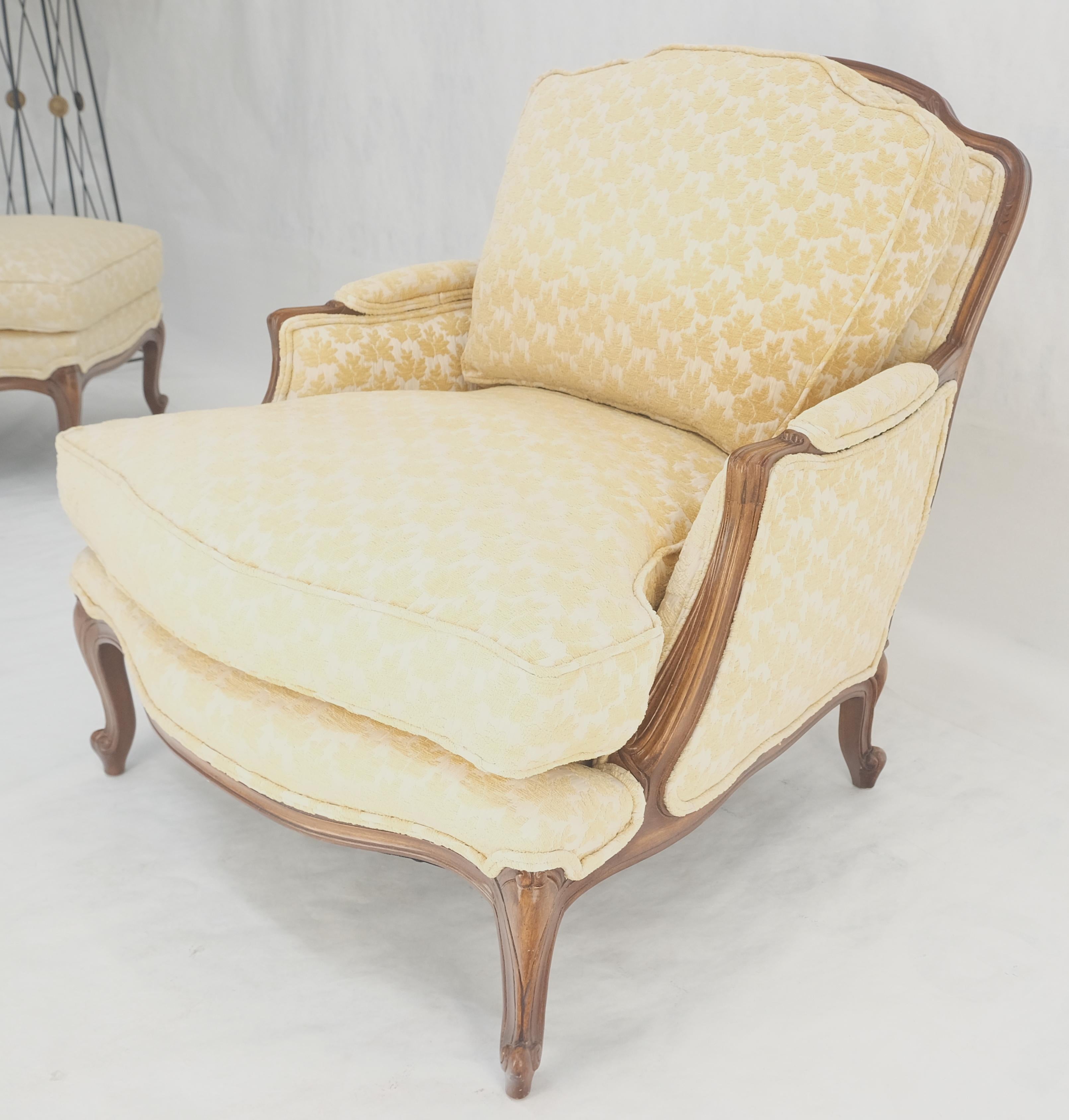 Amplio Sillón Francés con Estructura de Nogal Tallado y Otomana Chaise a Juego Super Limpio en venta 1