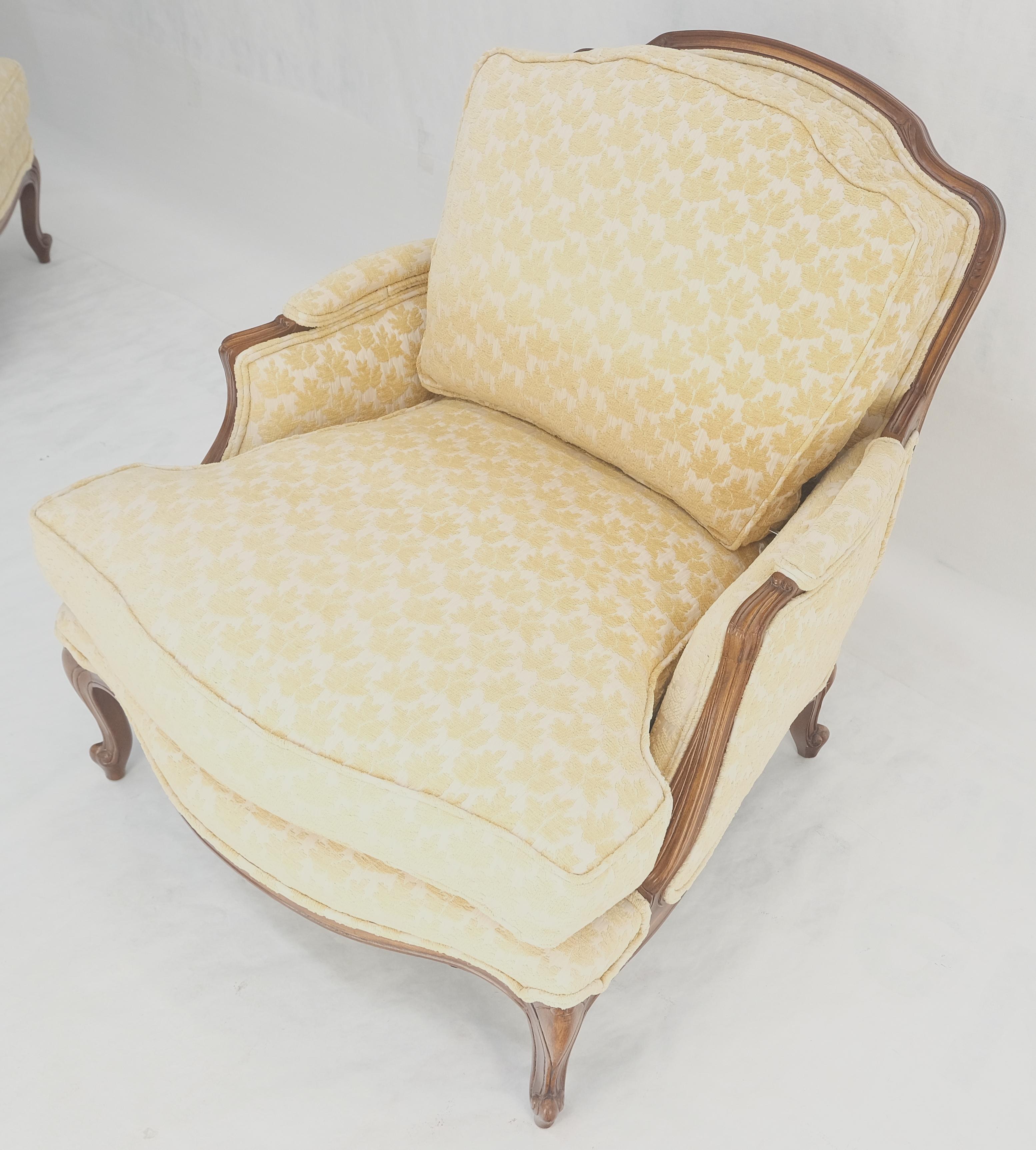 Amplio Sillón Francés con Estructura de Nogal Tallado y Otomana Chaise a Juego Super Limpio en venta 2