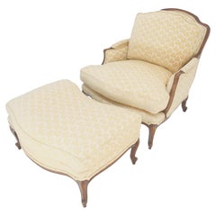 Chaise à accoudoirs en noyer sculpté avec chaise ottomane assortie Très propre
