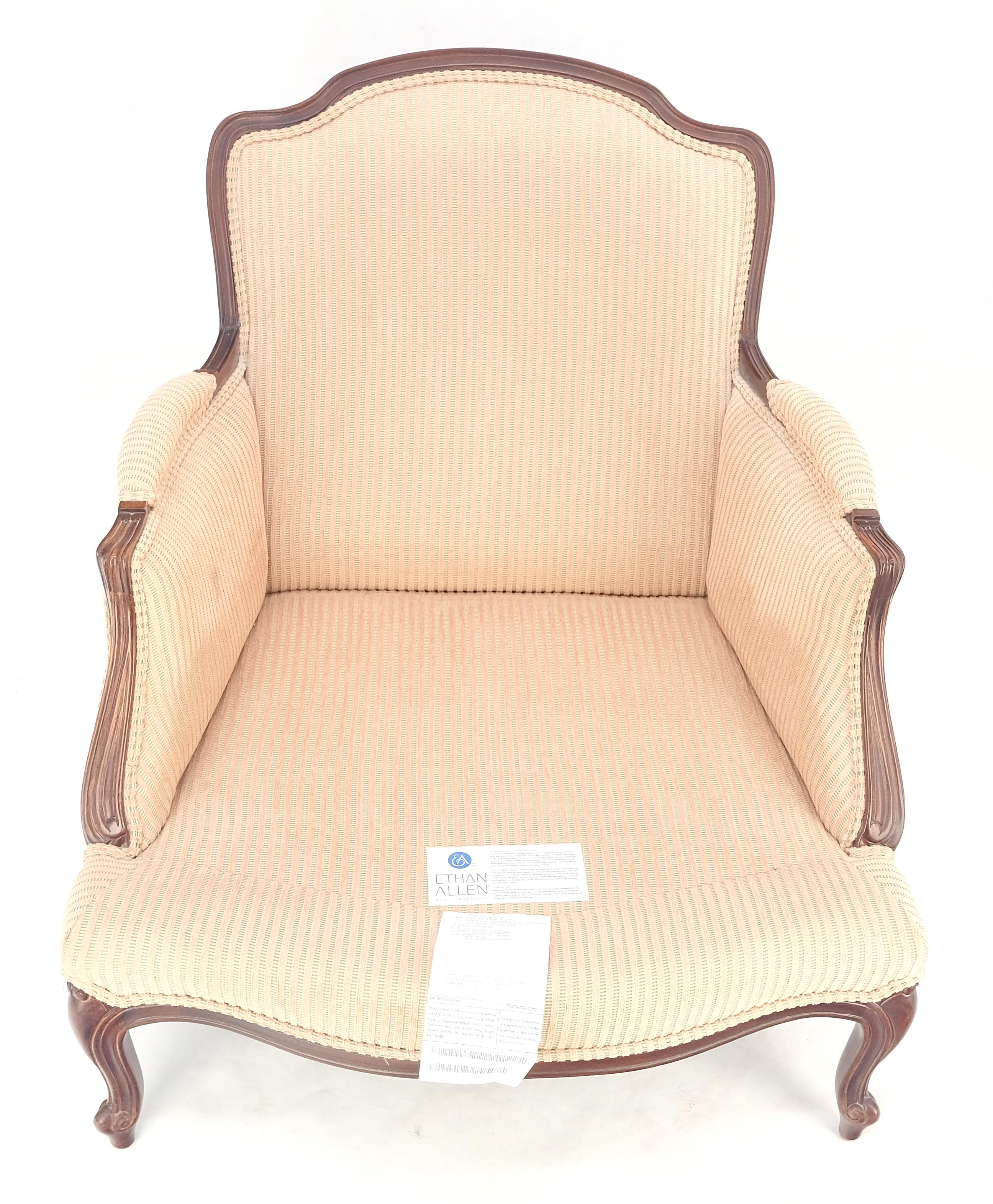 Breiter geschnitzter Nussbaumrahmen Vintage By  Französischer Sessel mit passendem Ottoman Chaise im Angebot 2