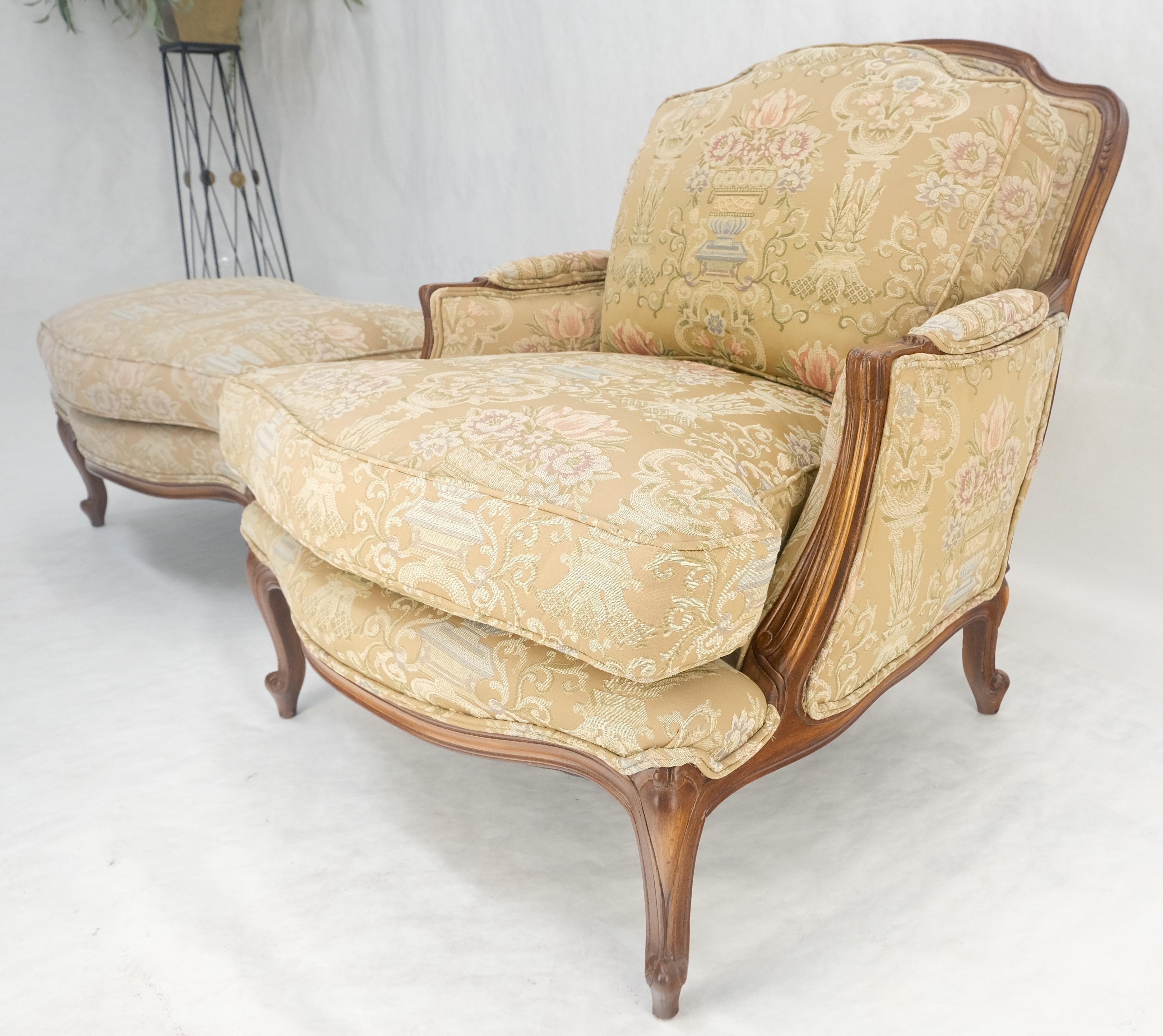 Breiter geschnitzter Nussbaumrahmen Vintage By  Französischer Sessel mit passendem Ottoman Chaise im Angebot 2