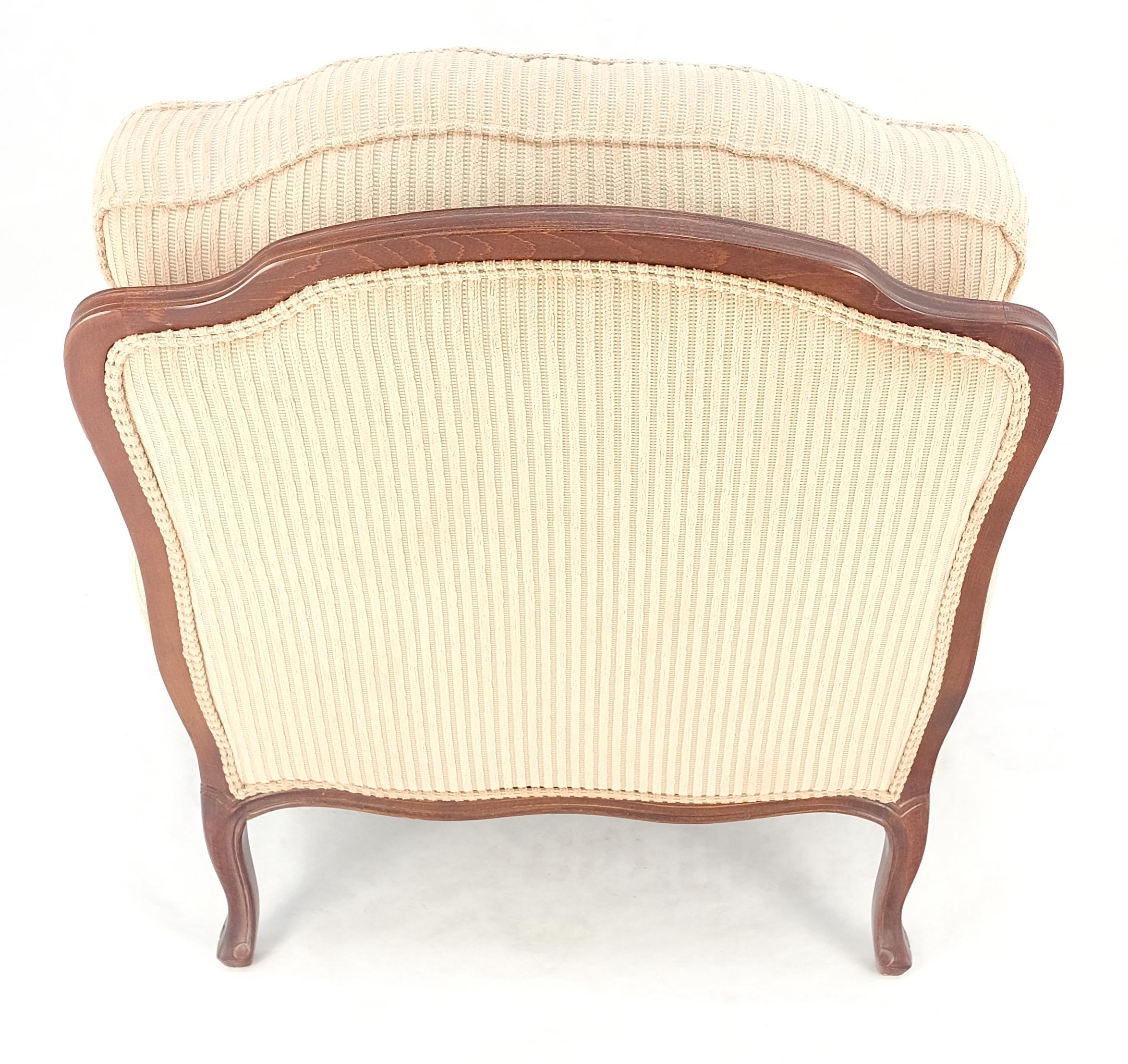 Breiter geschnitzter Nussbaumrahmen Vintage By  Französischer Sessel mit passendem Ottoman Chaise im Angebot 3