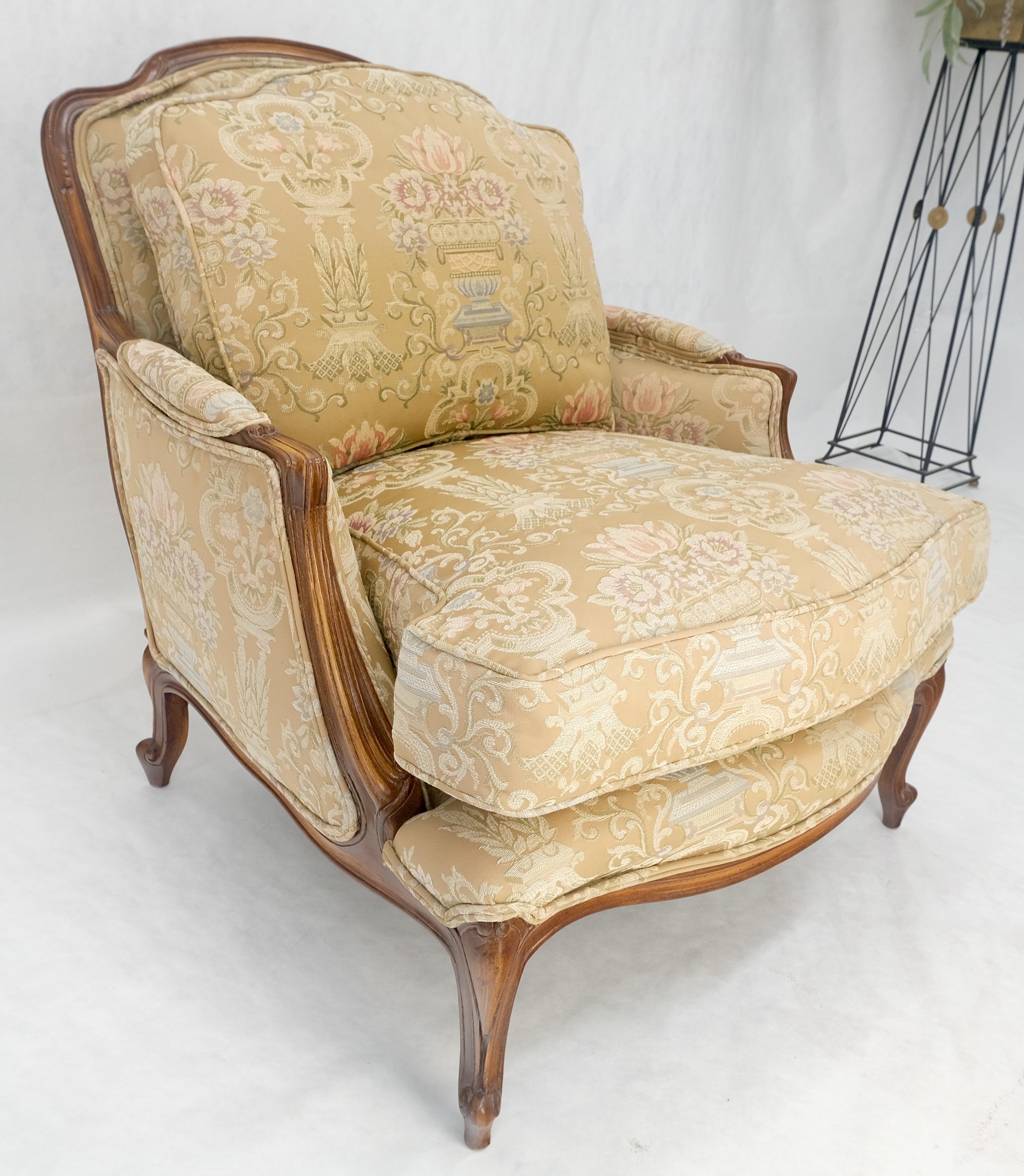 Breiter geschnitzter Nussbaumrahmen Vintage By  Französischer Sessel mit passendem Ottoman Chaise im Angebot 3