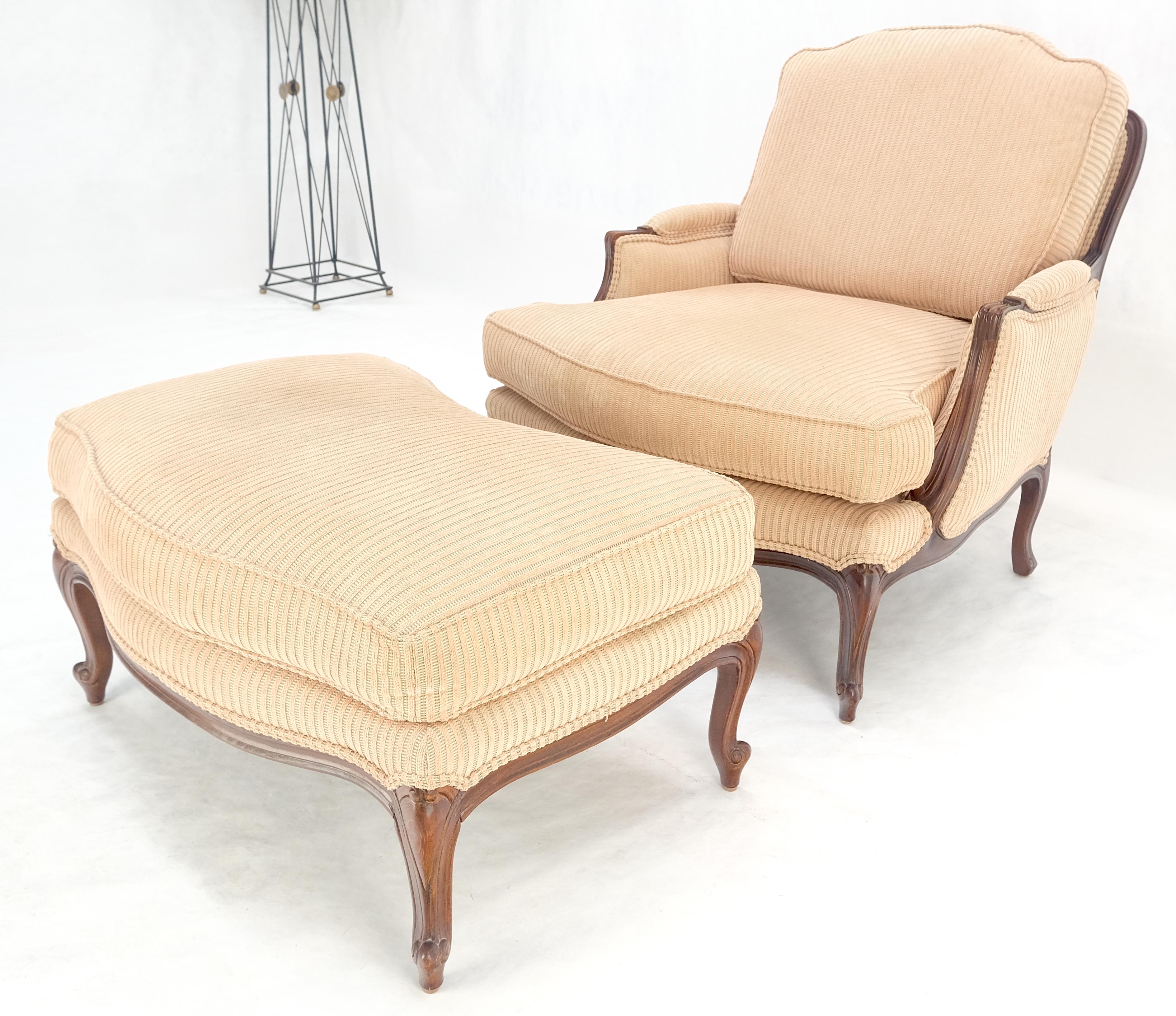 Breiter geschnitzter Nussbaumrahmen Vintage By  Französischer Sessel mit passendem Ottoman Chaise im Angebot 4