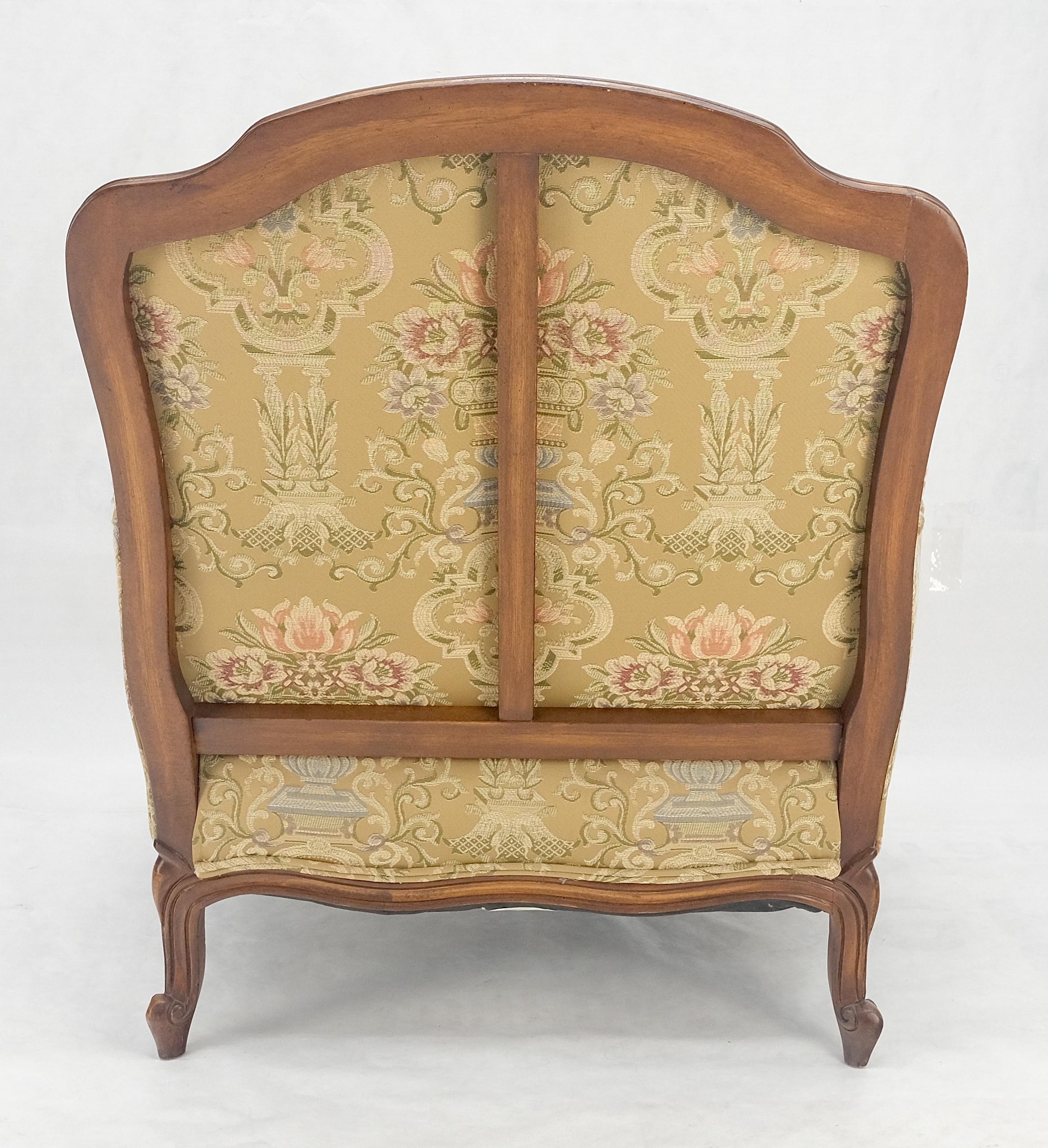 Breiter geschnitzter Nussbaumrahmen Vintage By  Französischer Sessel mit passendem Ottoman Chaise im Angebot 4