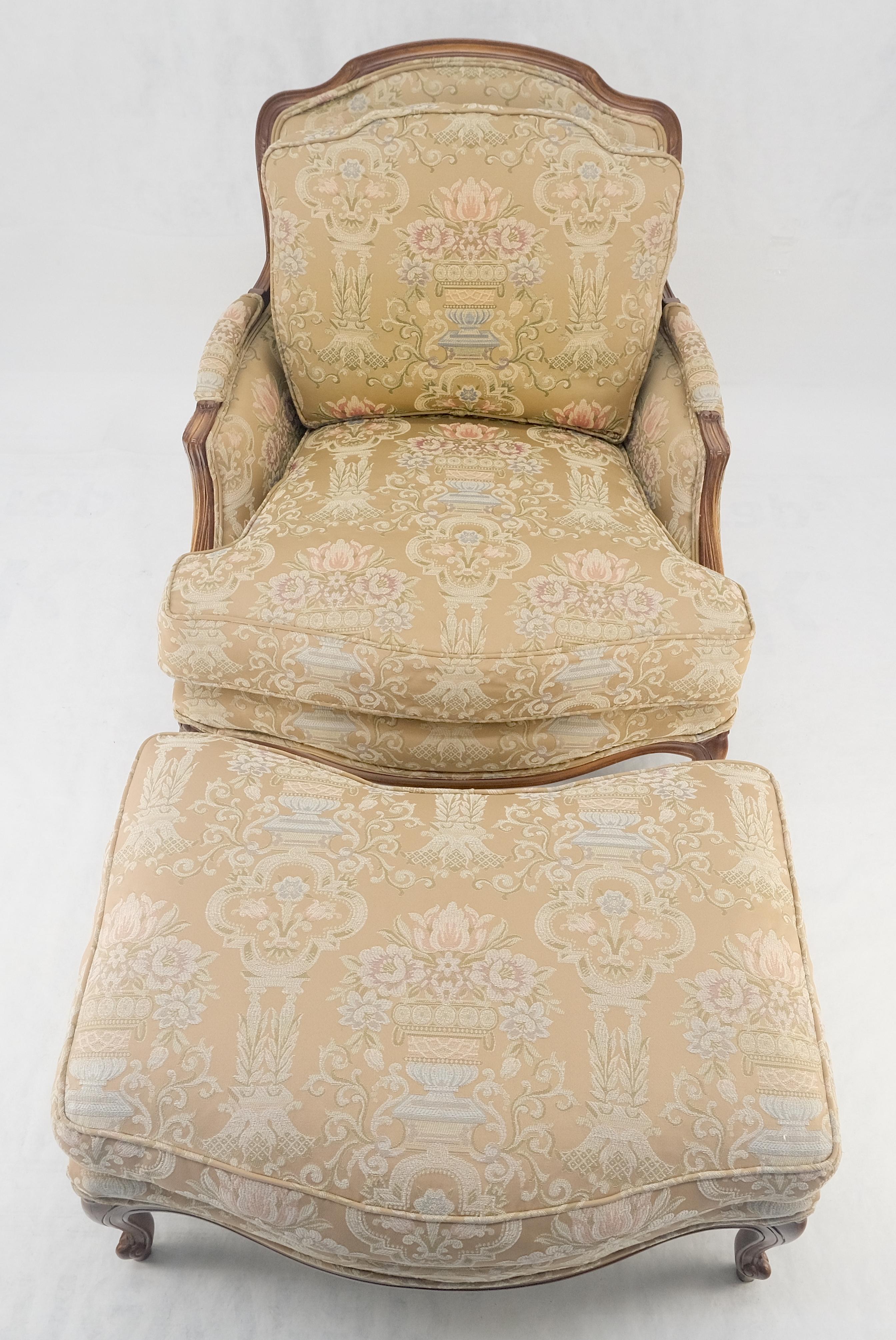 Breiter geschnitzter Nussbaumrahmen Vintage By  Französischer Sessel mit passendem Ottoman Chaise im Angebot 5