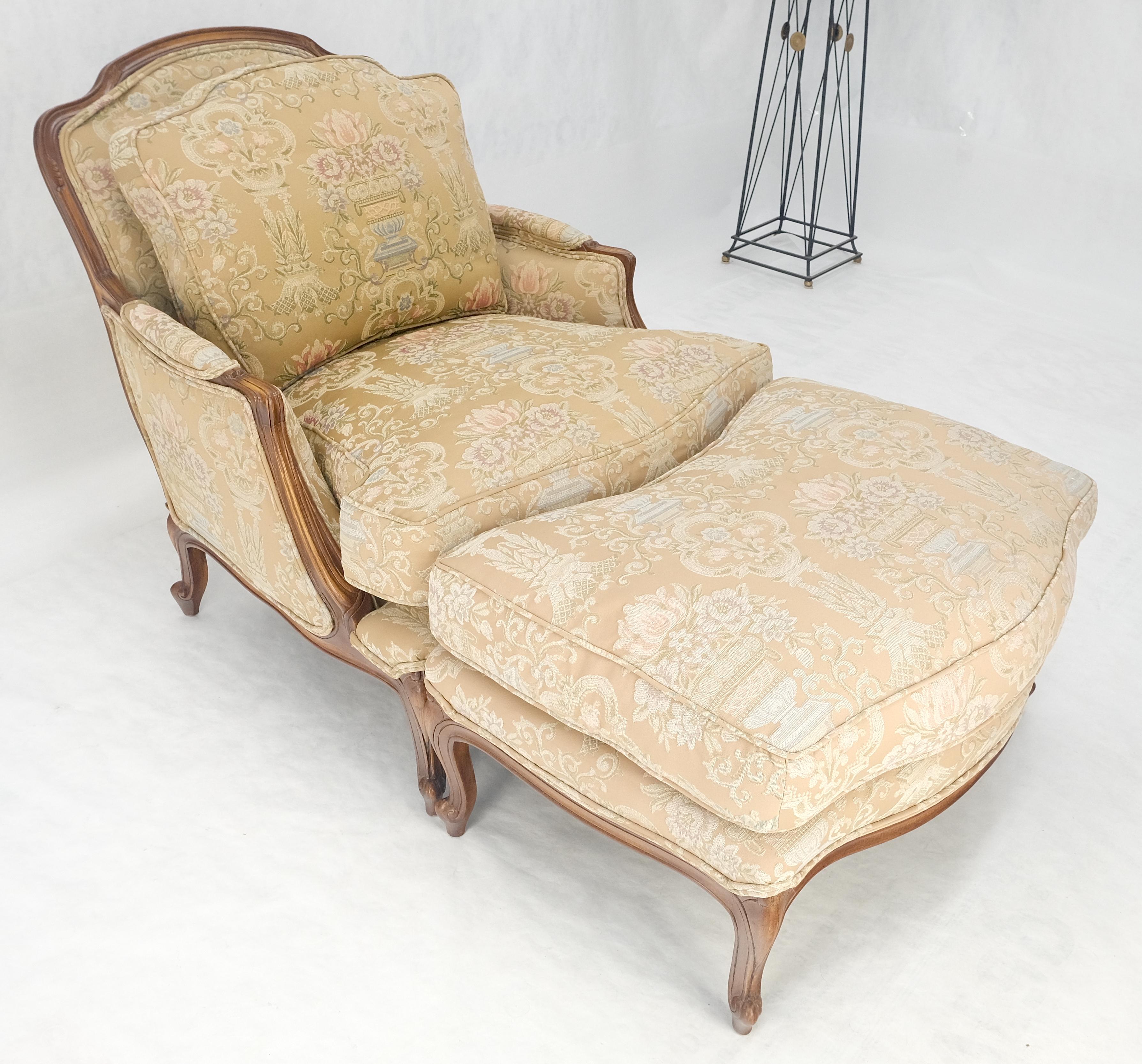 Breiter geschnitzter Nussbaumrahmen Vintage By  Französischer Sessel mit passendem Ottoman Chaise im Angebot 6
