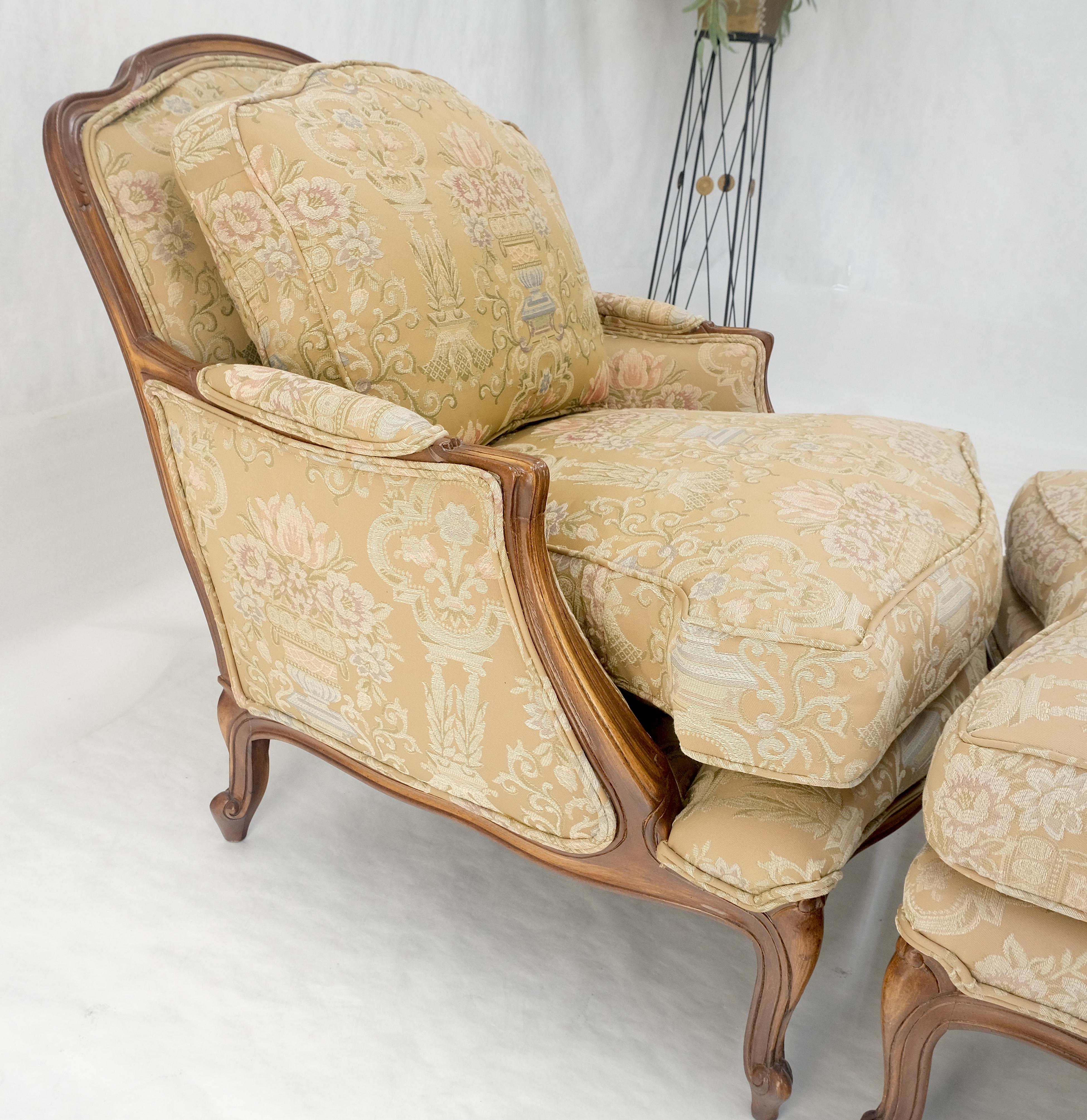 Breiter geschnitzter Nussbaumrahmen Vintage By  Französischer Sessel mit passendem Ottoman Chaise im Angebot 8